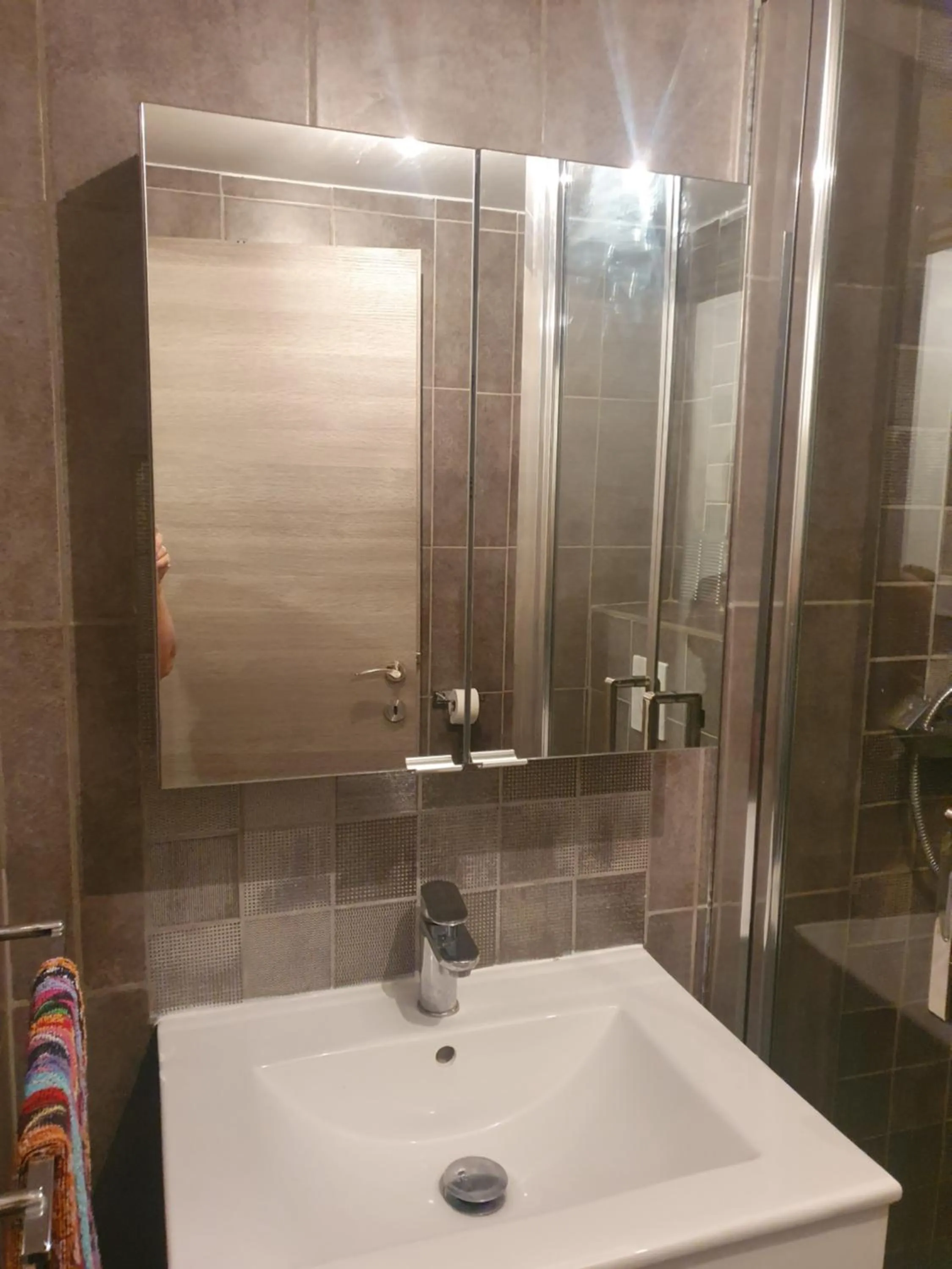 Shower in La Romantique