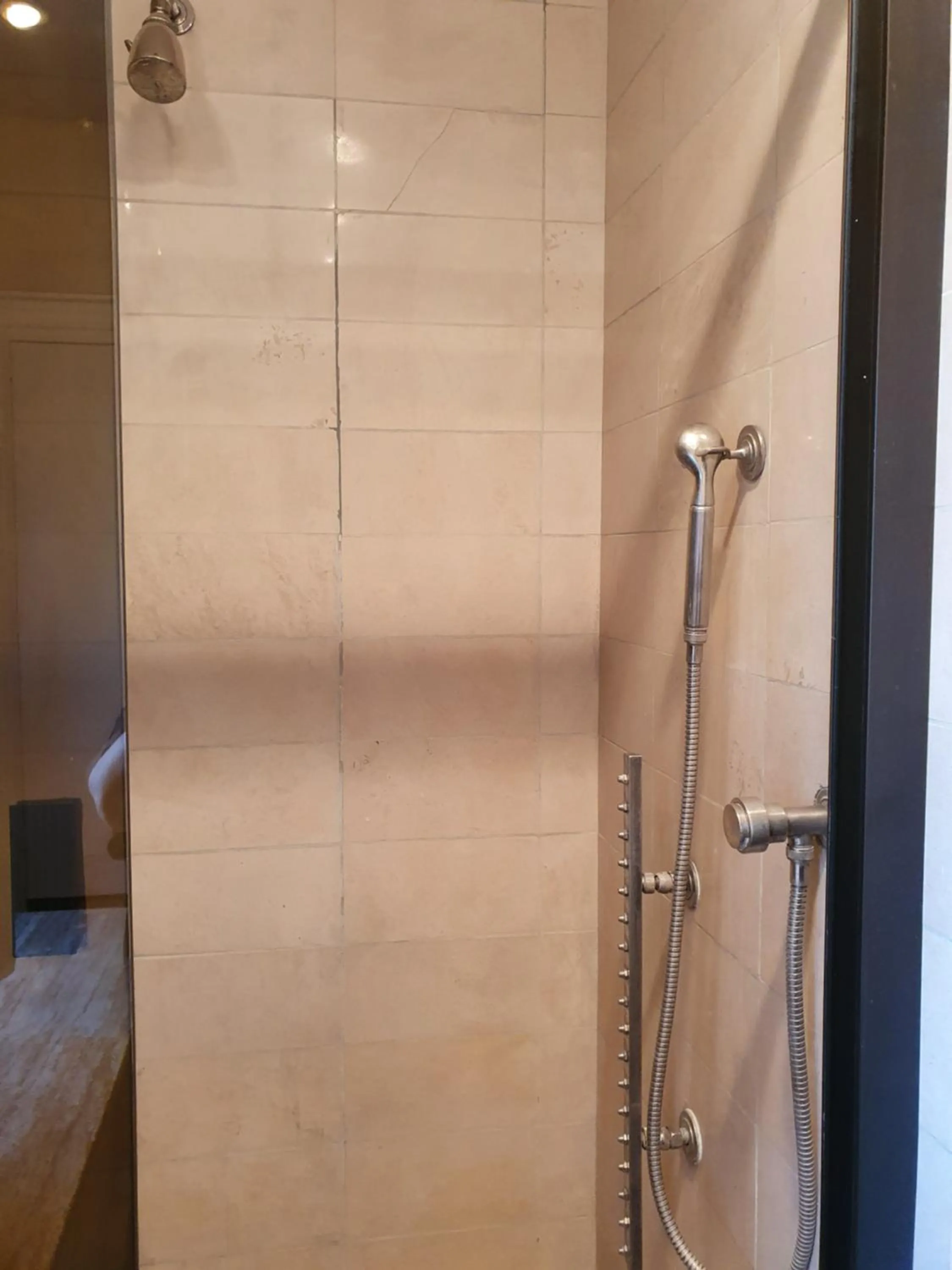 Shower in La Romantique