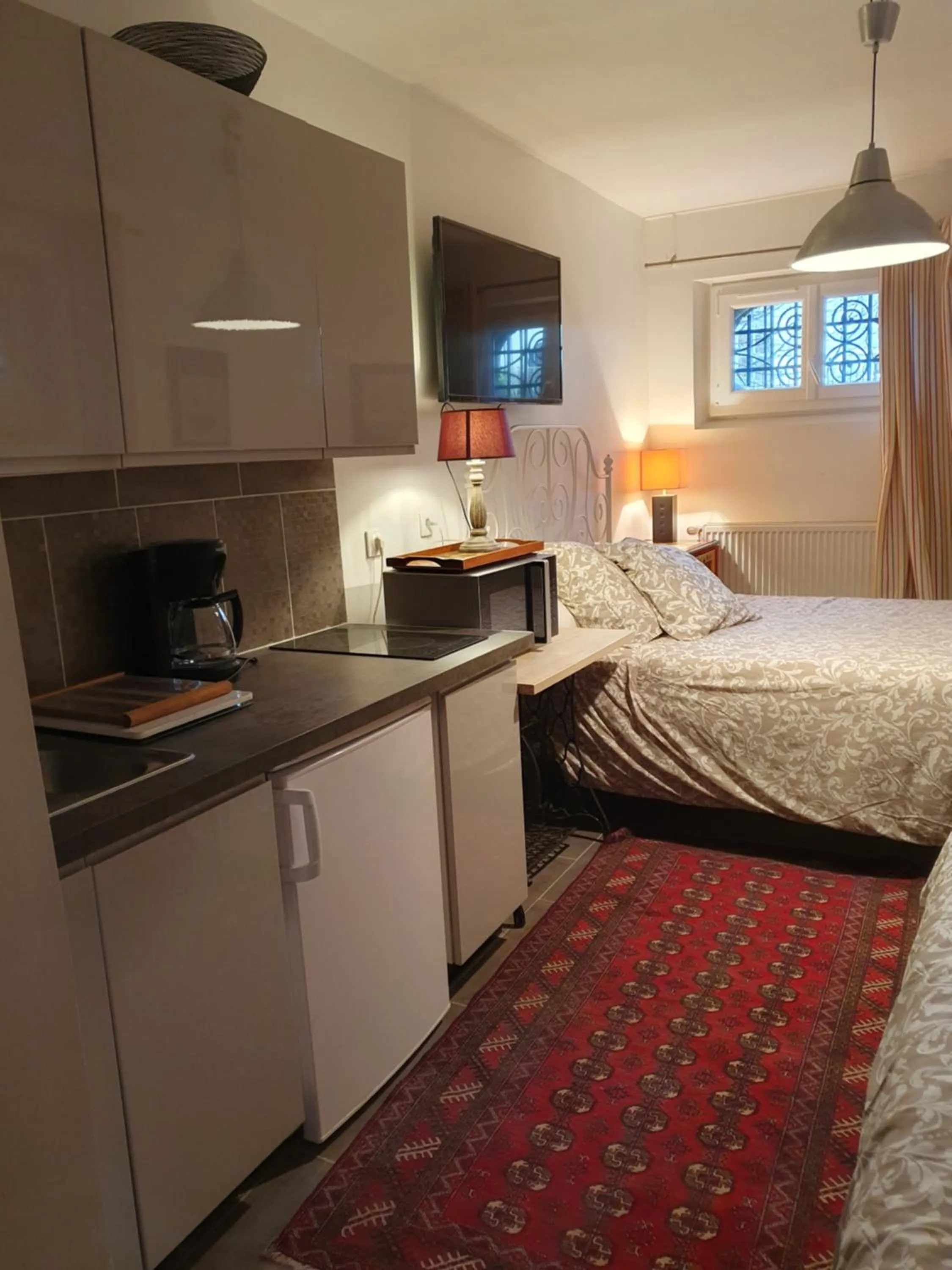 Kitchen or kitchenette, Bed in La Romantique