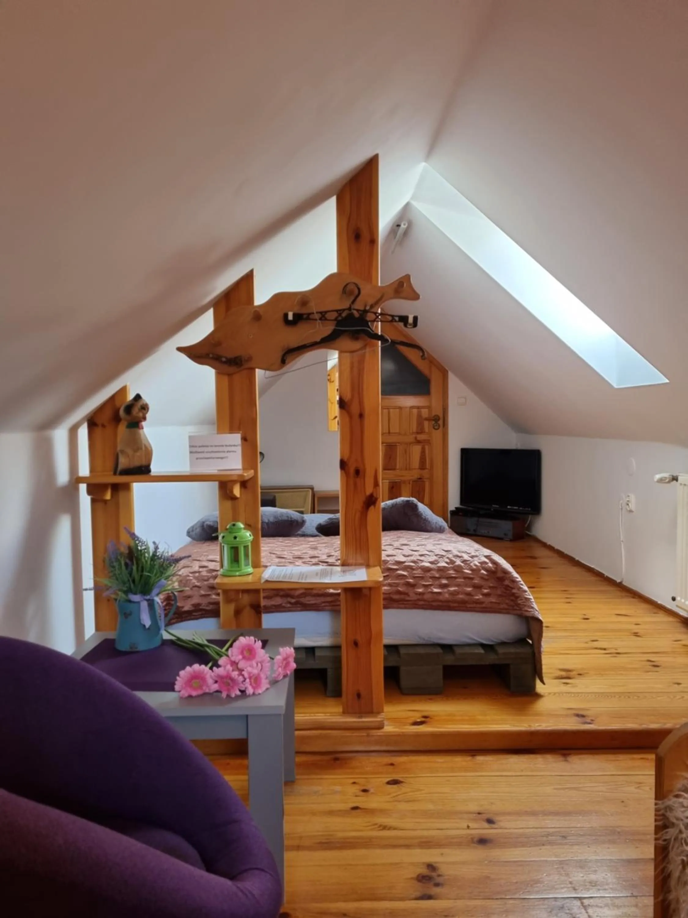 Bed in Karczma Regionalna Młyn -pokoje gościne