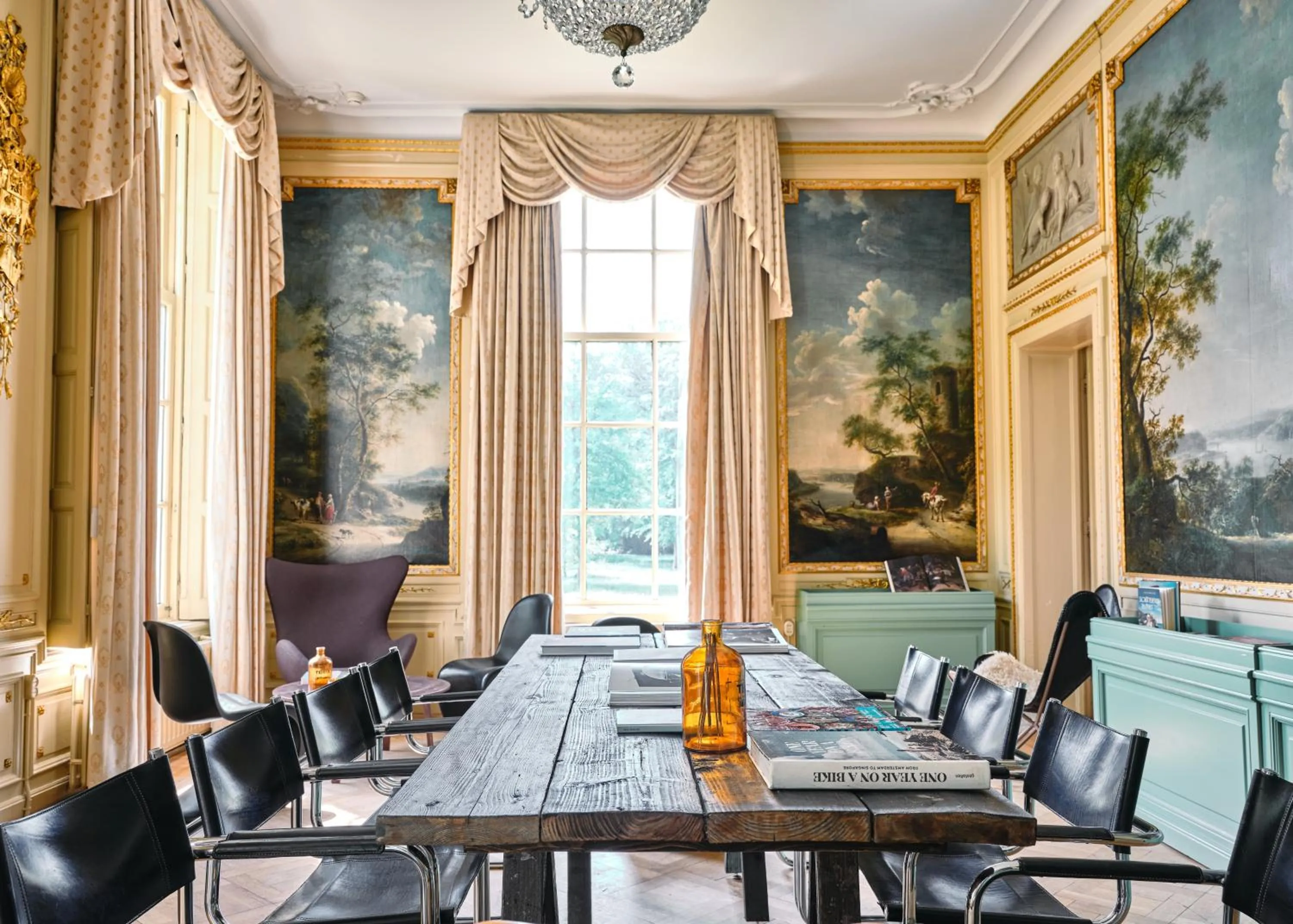 Library in Eco Hotel Plantage Rococo