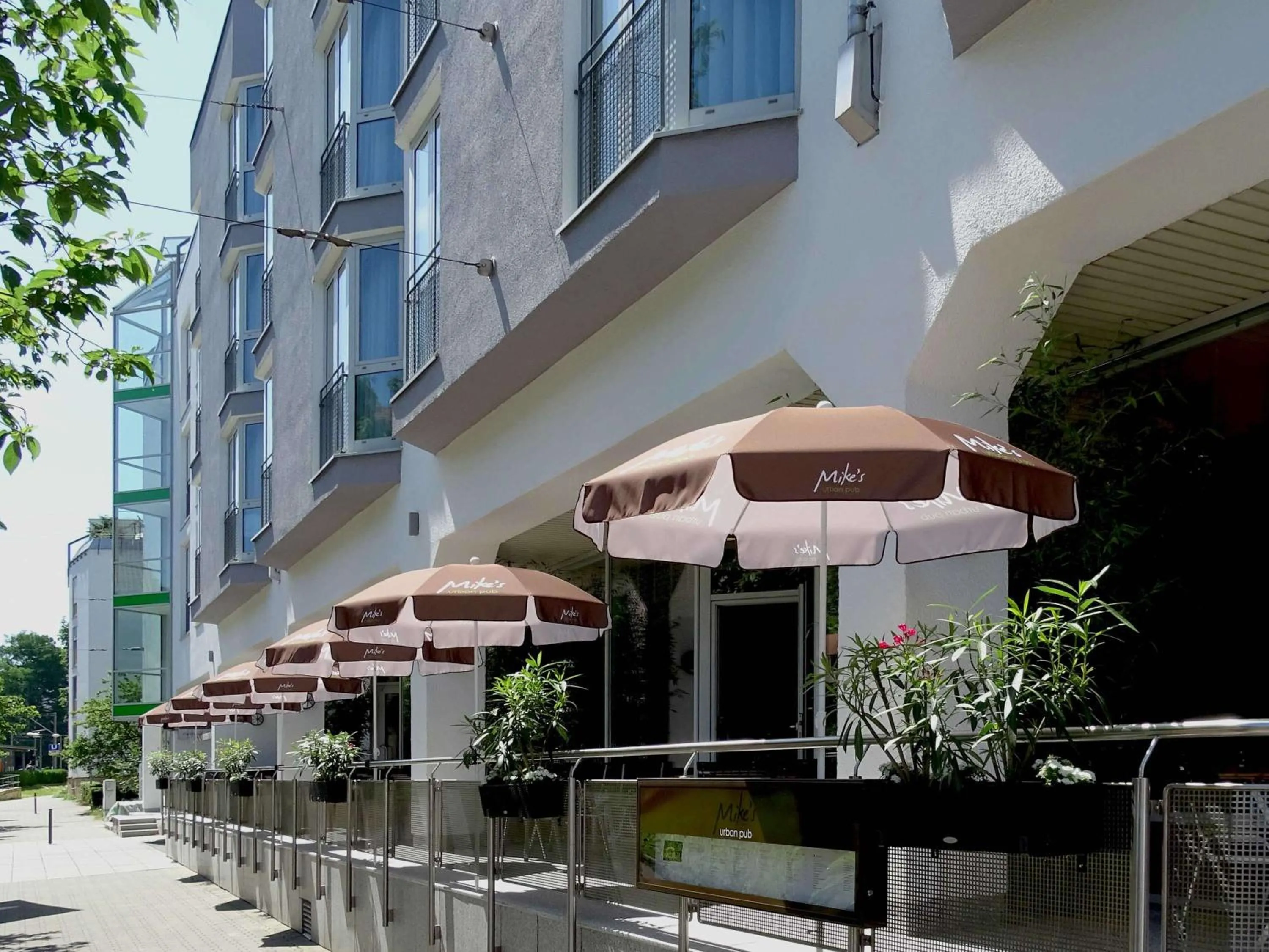 Property building, Swimming Pool in ibis Styles Stuttgart