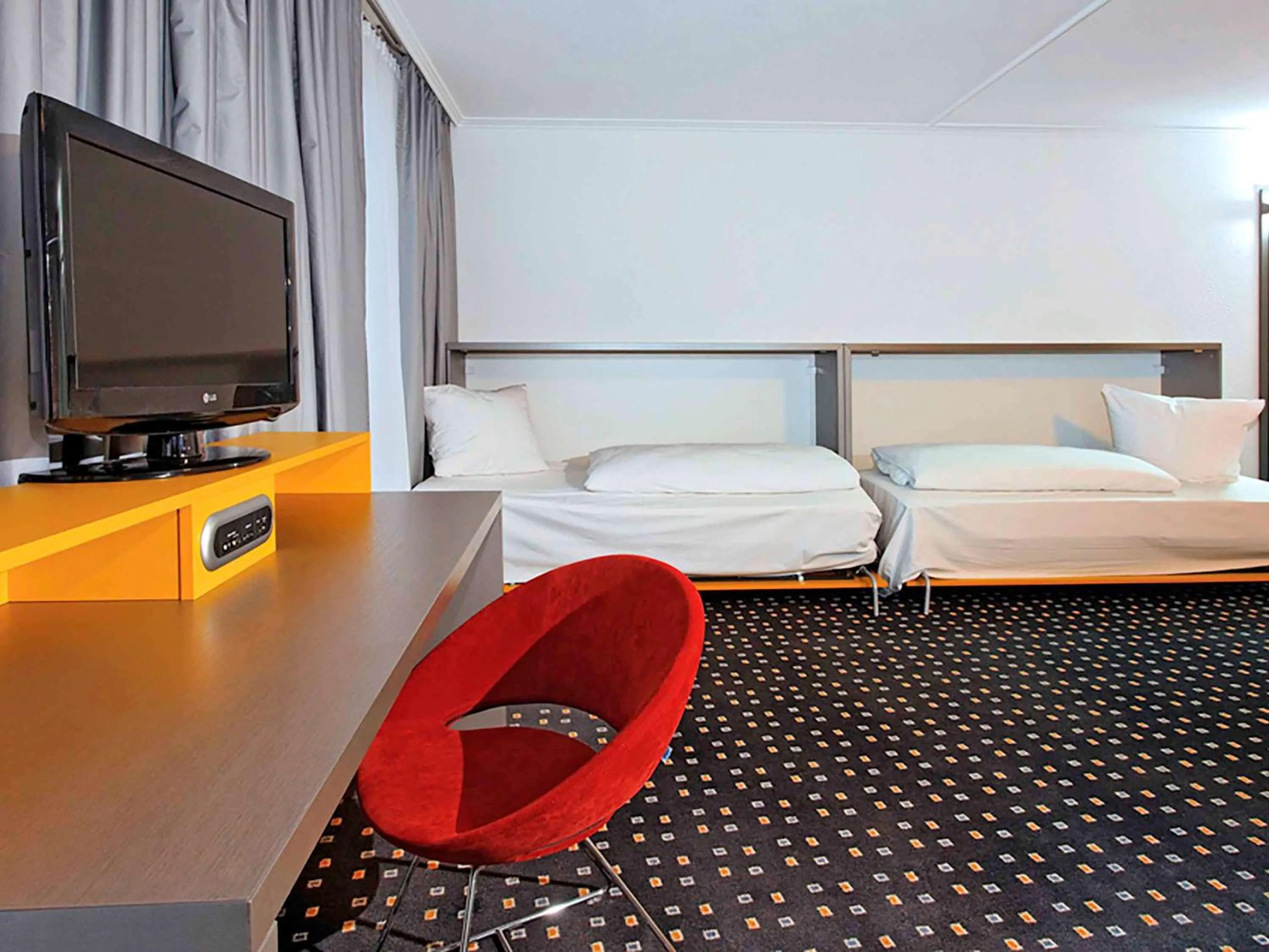 Photo of the whole room, TV/Entertainment Center in ibis Styles Stuttgart