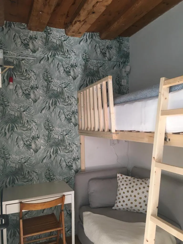 Photo of the whole room, Bed in Sishaus Hostel