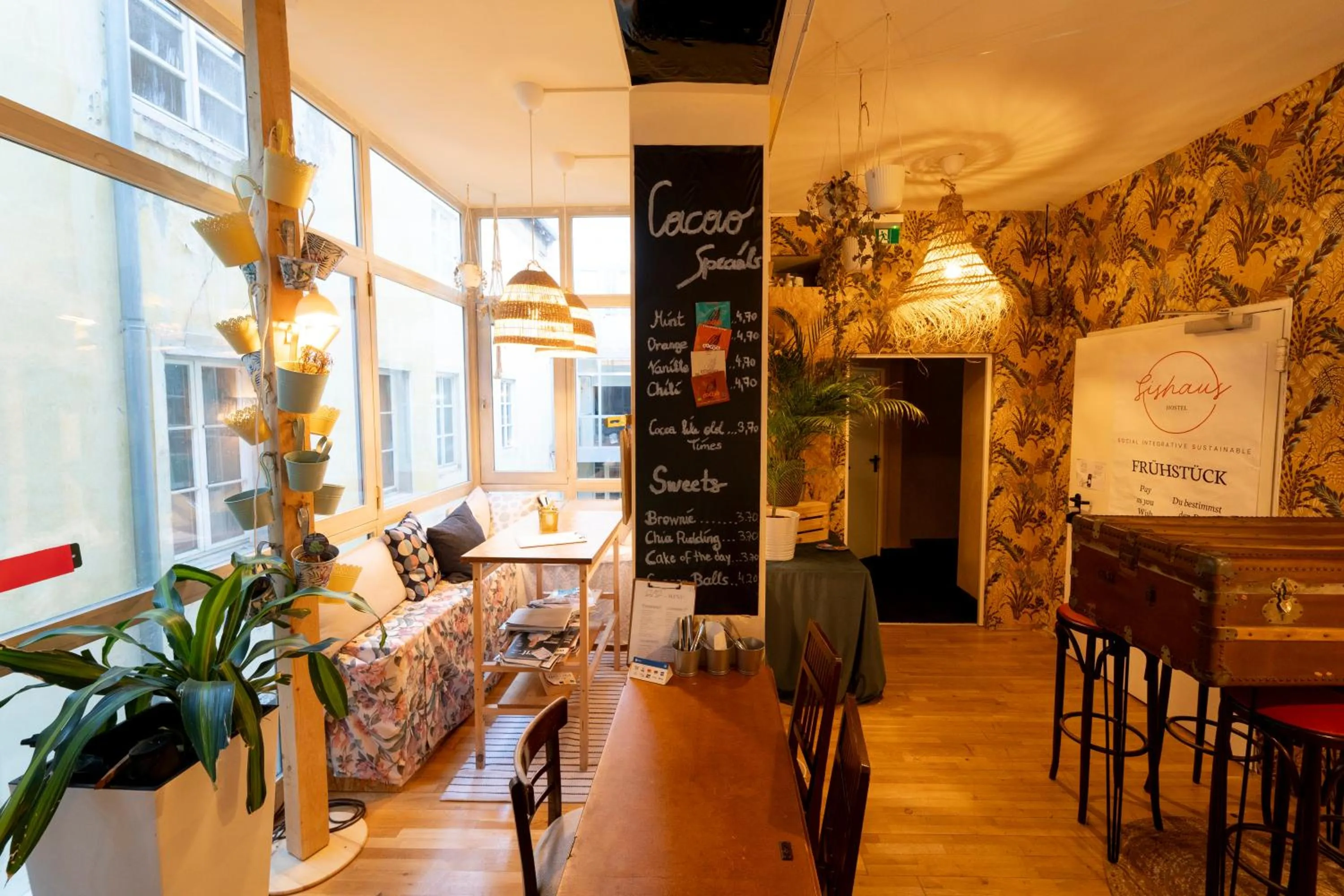 Restaurant/places to eat in Sishaus Hostel