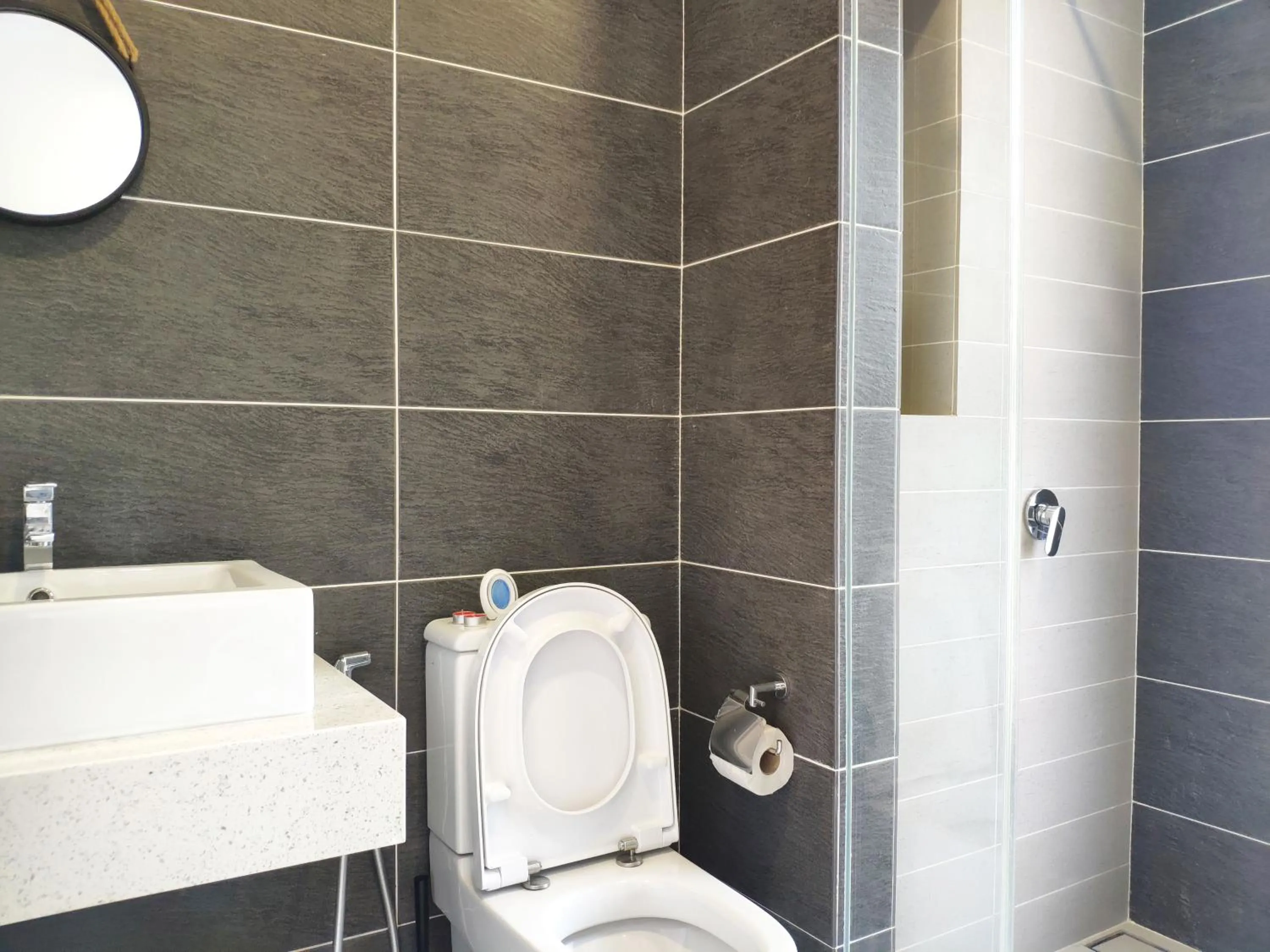 Toilet in Le Pavilion by Salaam Suites, 5 pax, near Setiawalk