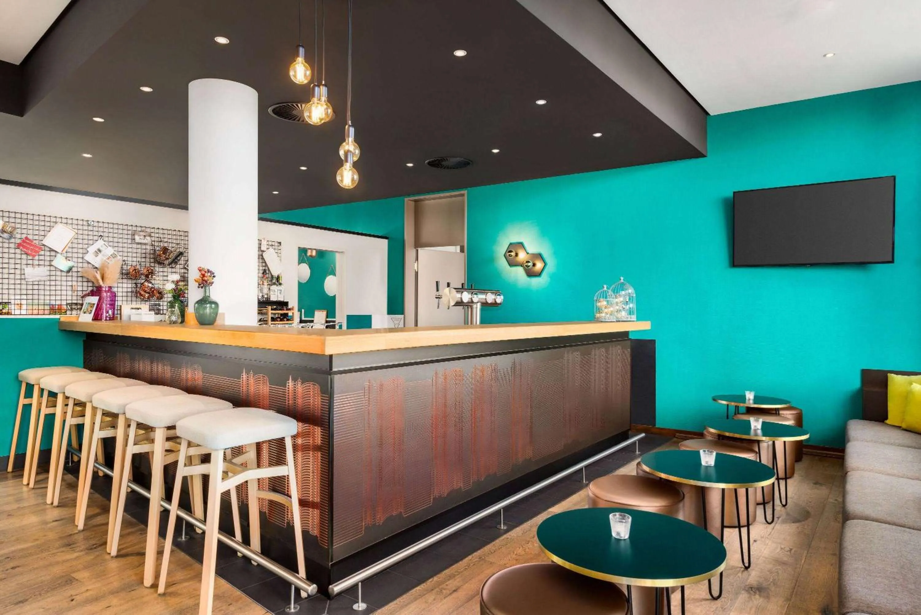 Lounge or bar in Vienna House Easy by Wyndham Wuppertal