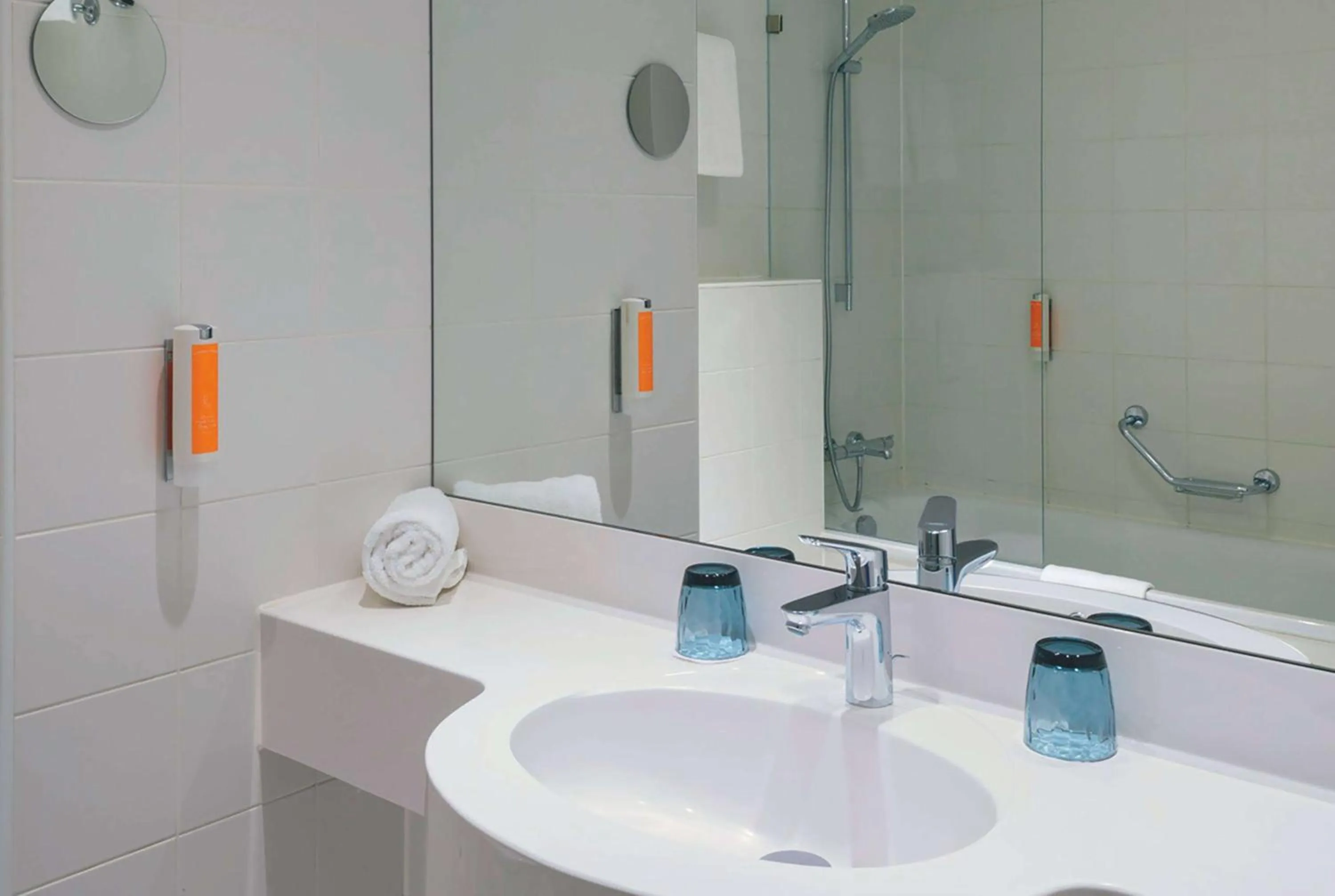 TV and multimedia in Vienna House Easy by Wyndham Wuppertal