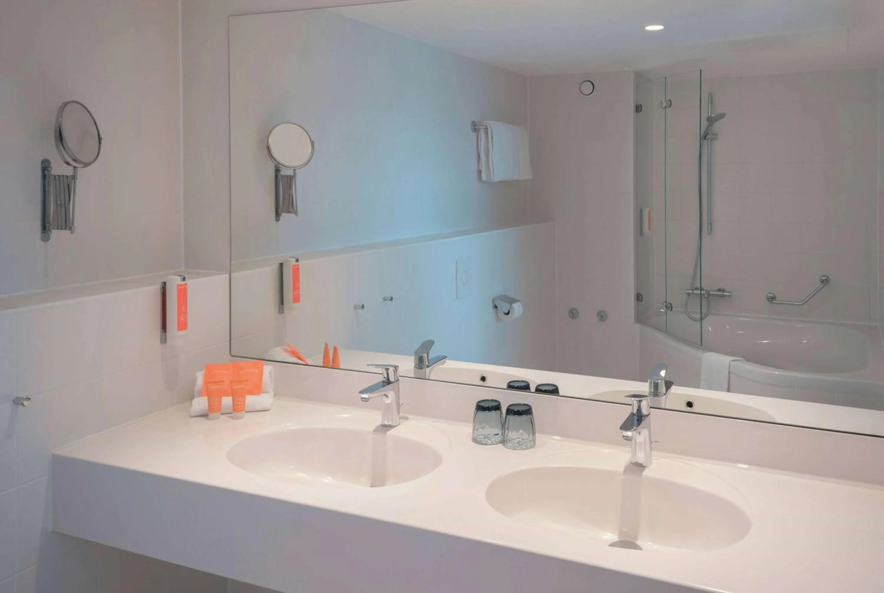 TV and multimedia in Vienna House Easy by Wyndham Wuppertal