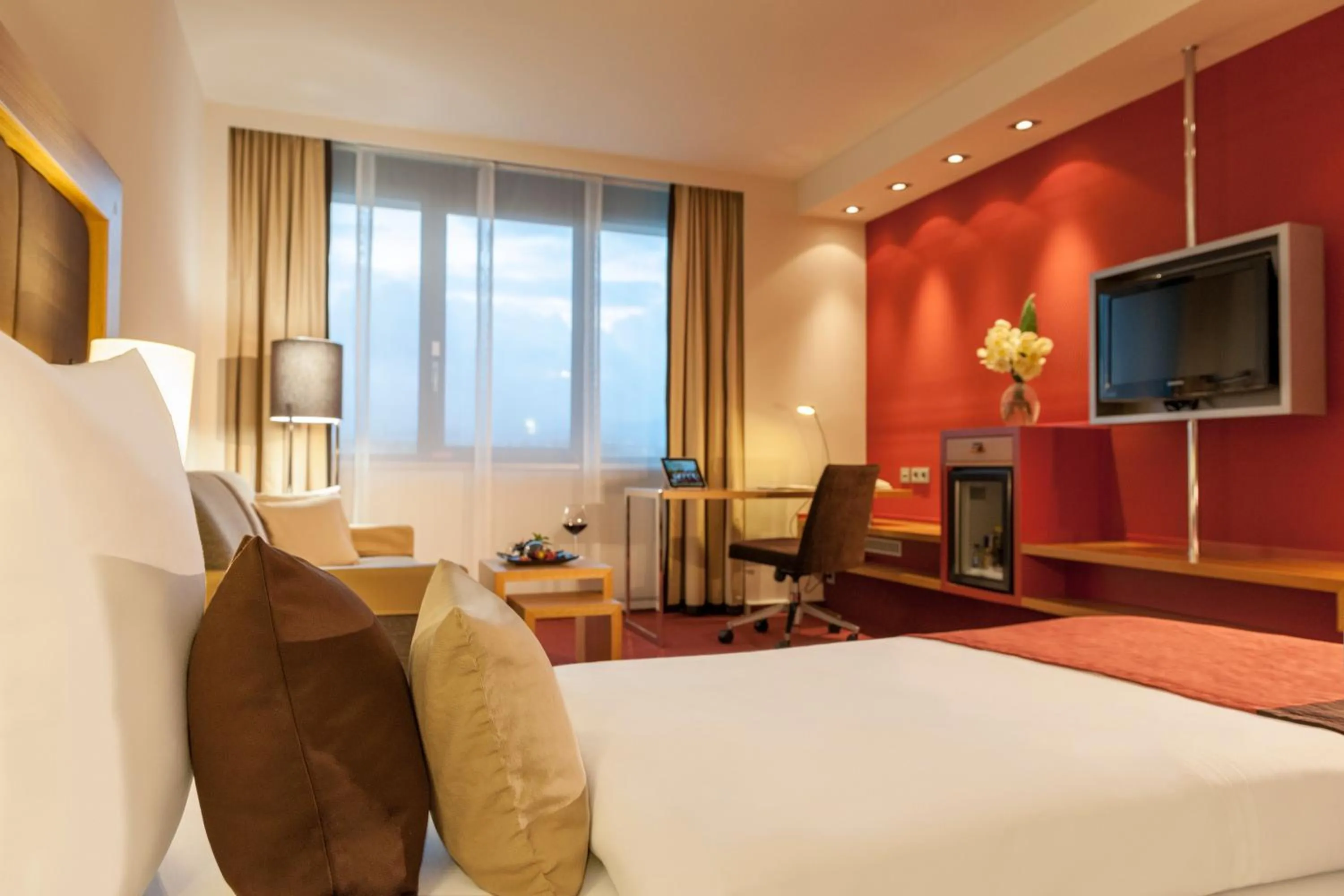 Photo of the whole room, Bed in Dorint Main Taunus Zentrum Frankfurt Sulzbach