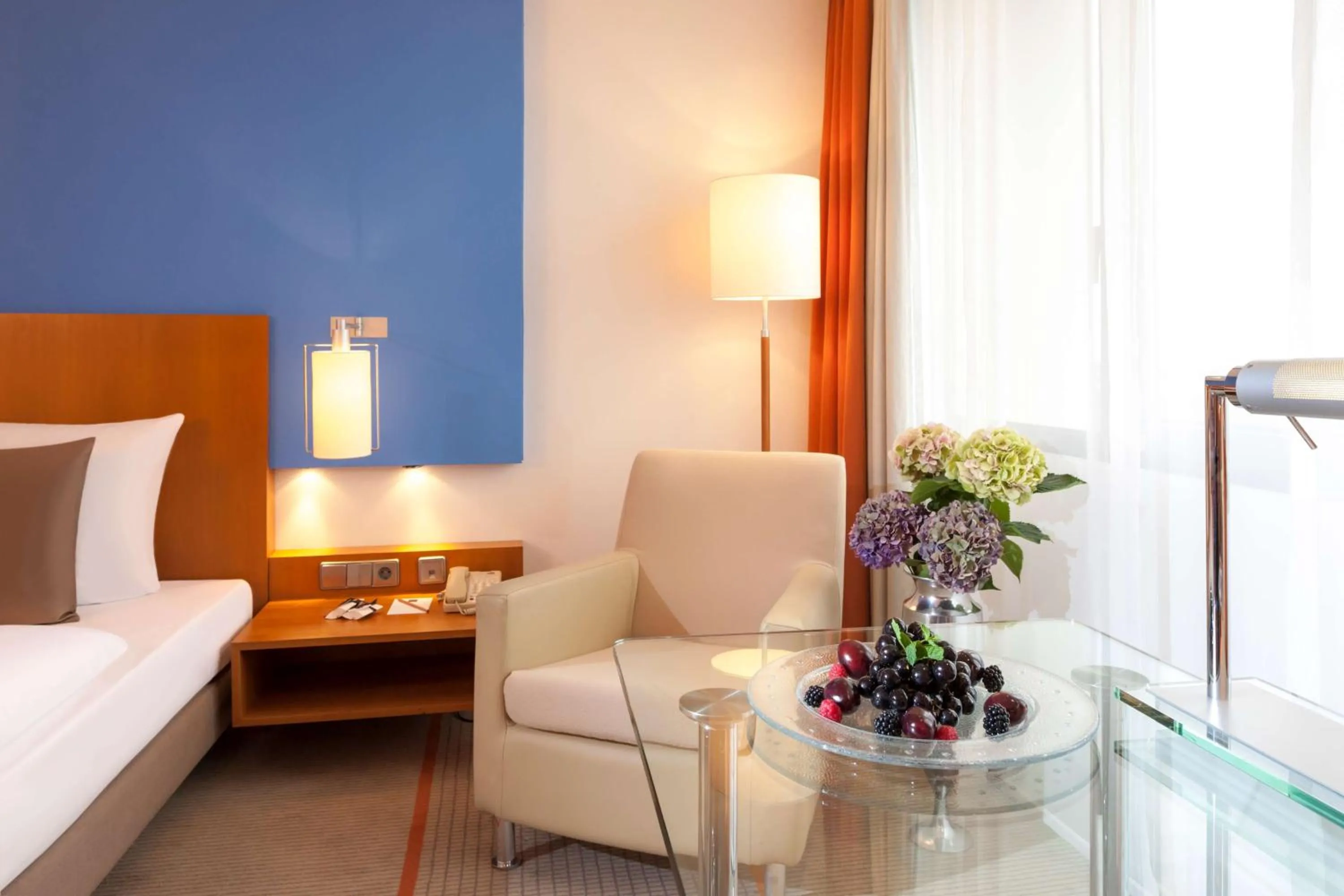 Photo of the whole room, Bed in Dorint Main Taunus Zentrum Frankfurt Sulzbach