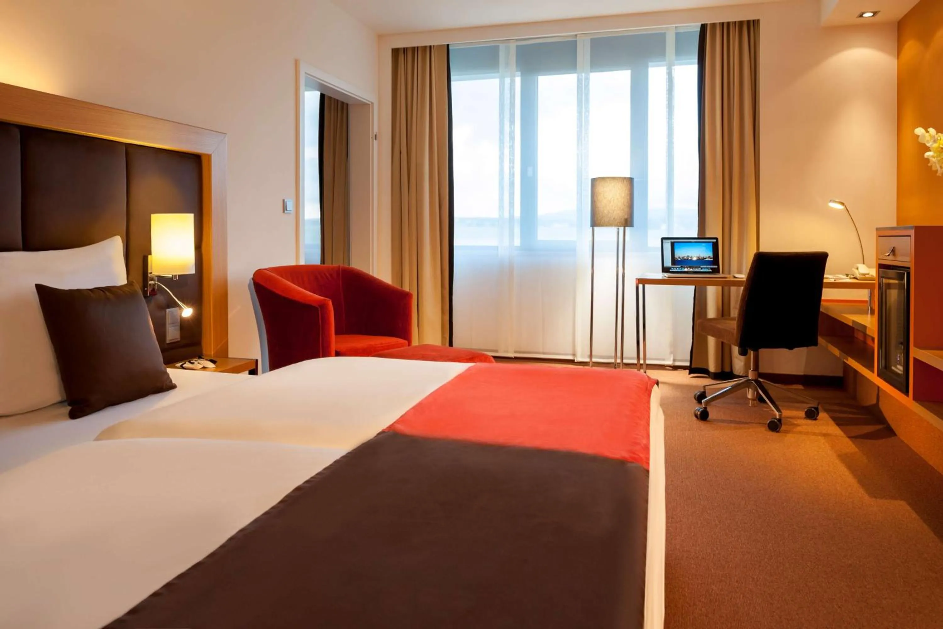 Photo of the whole room, Bed in Dorint Main Taunus Zentrum Frankfurt Sulzbach