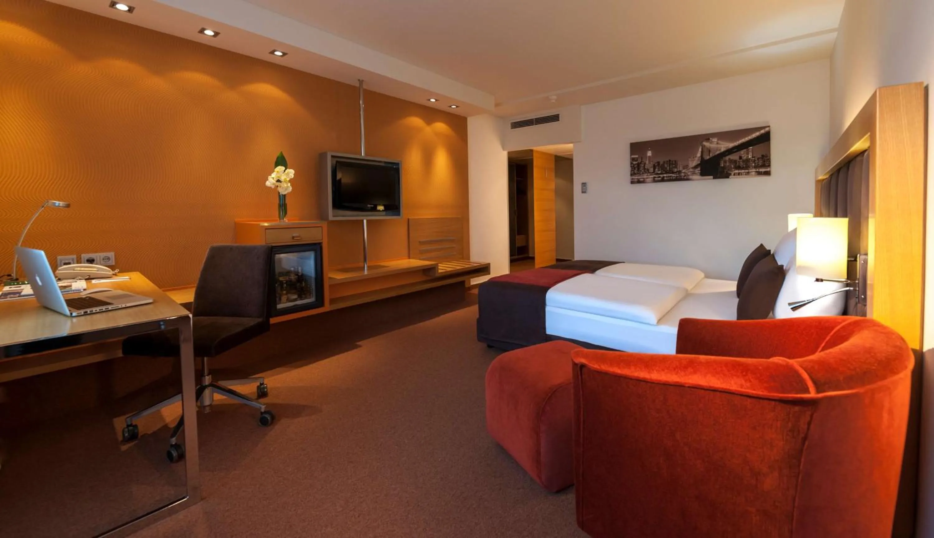 Photo of the whole room, Bed in Dorint Main Taunus Zentrum Frankfurt Sulzbach