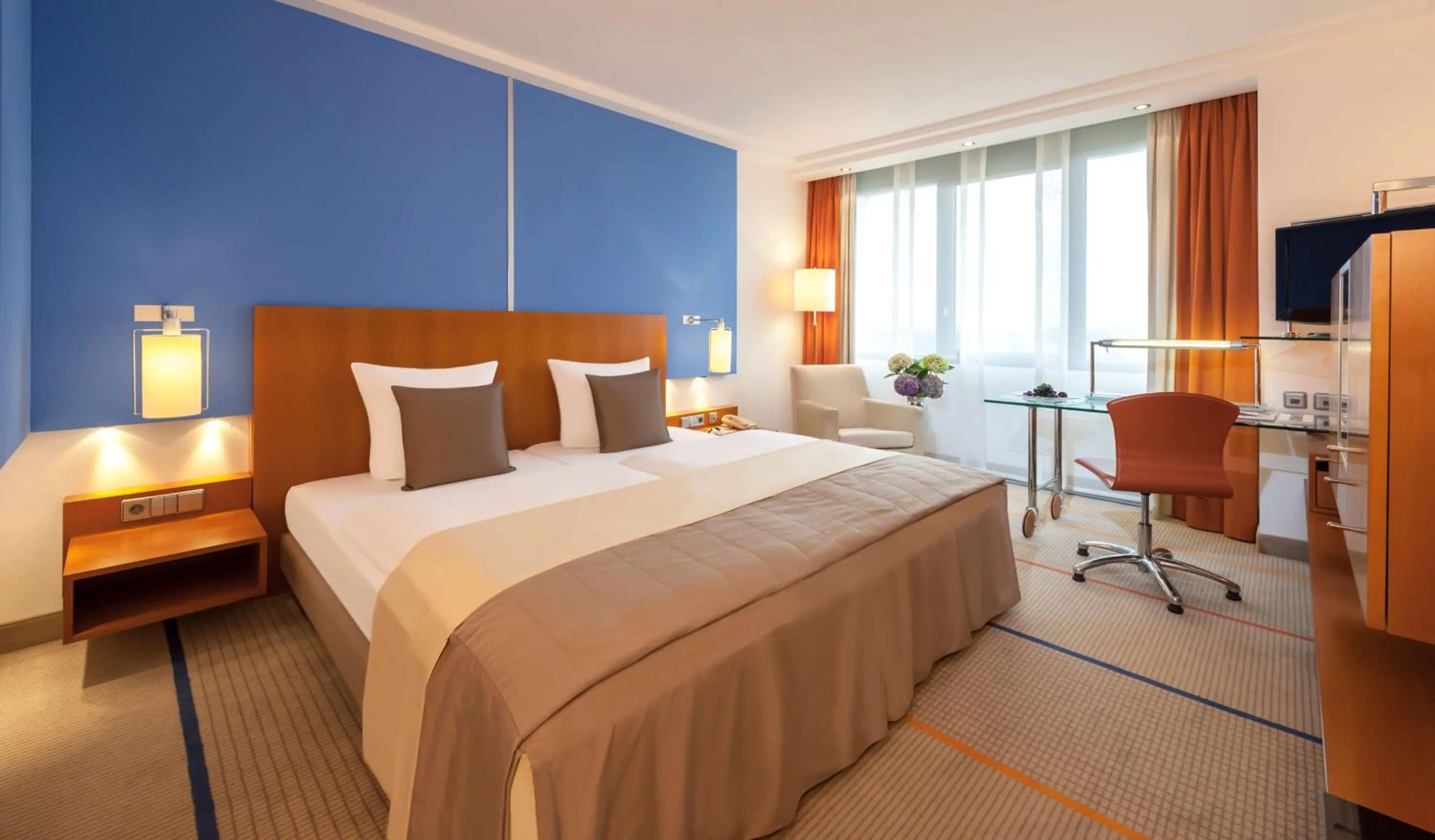 Photo of the whole room, Bed in Dorint Main Taunus Zentrum Frankfurt Sulzbach