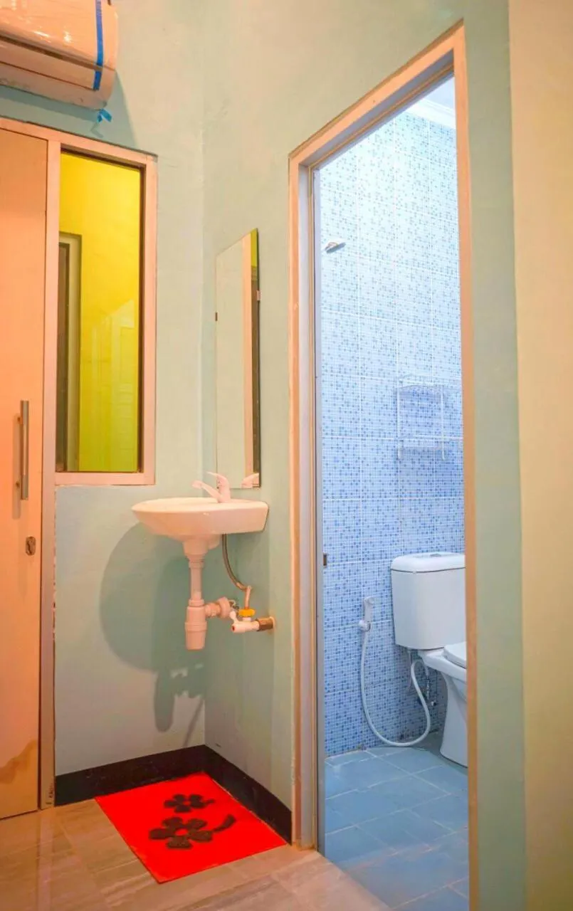 Bathroom in RoomZ Budget Residence