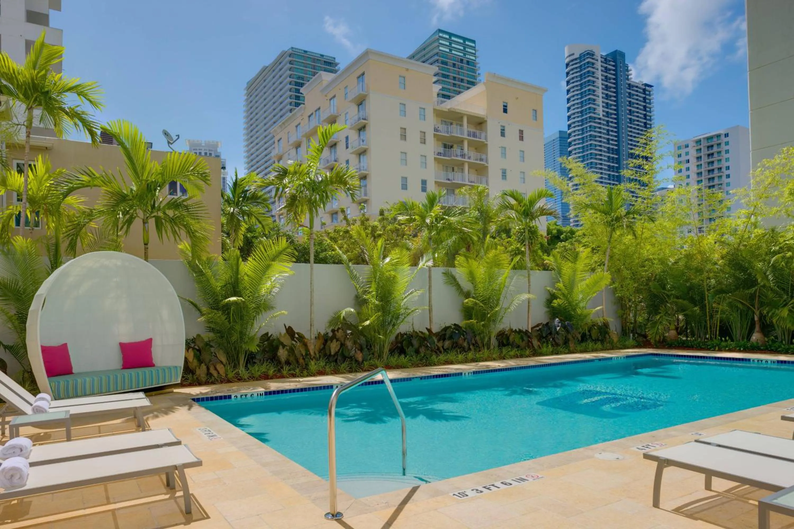 Swimming pool in Aloft Miami Brickell