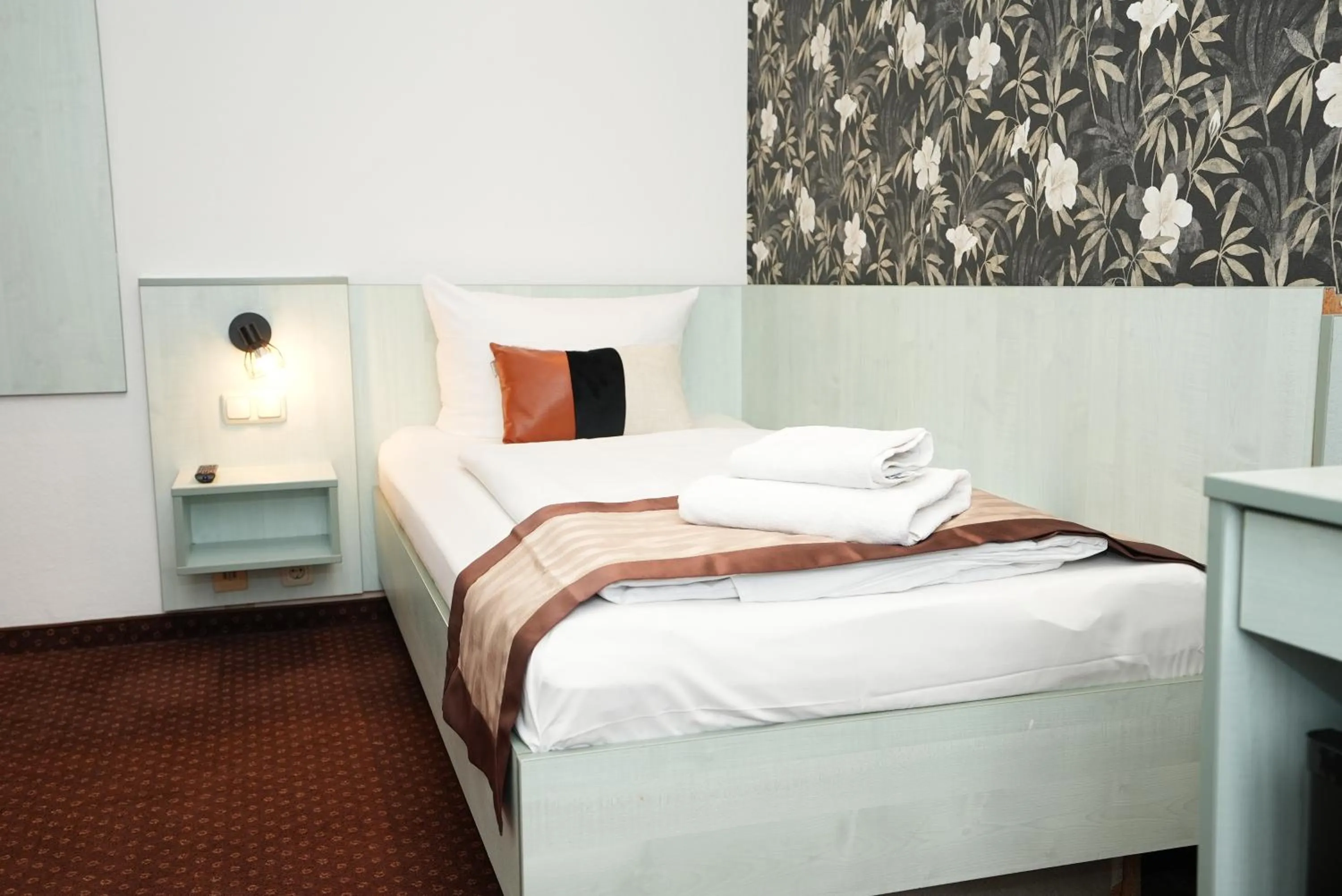 Bed in Hotel Attaché an der Messe