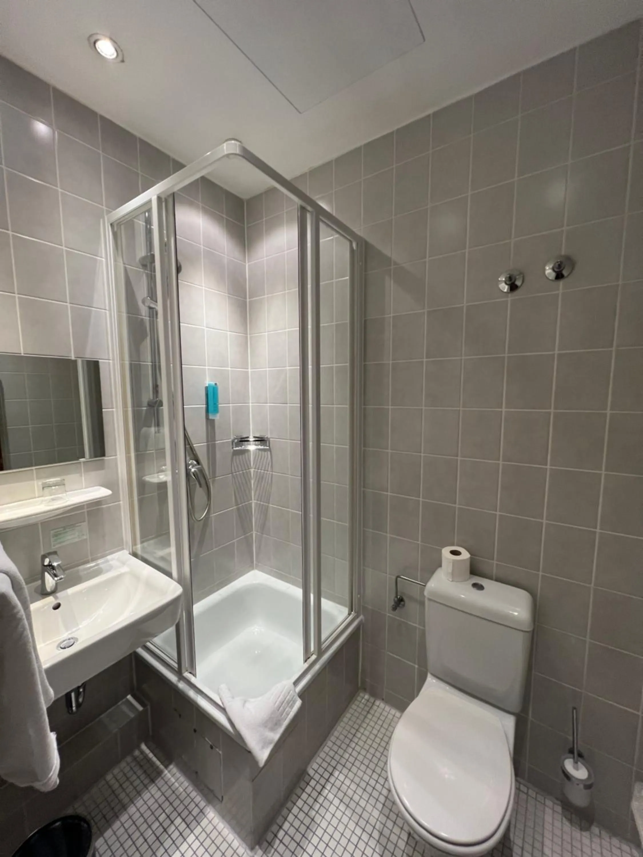 Shower in Hotel Attaché an der Messe