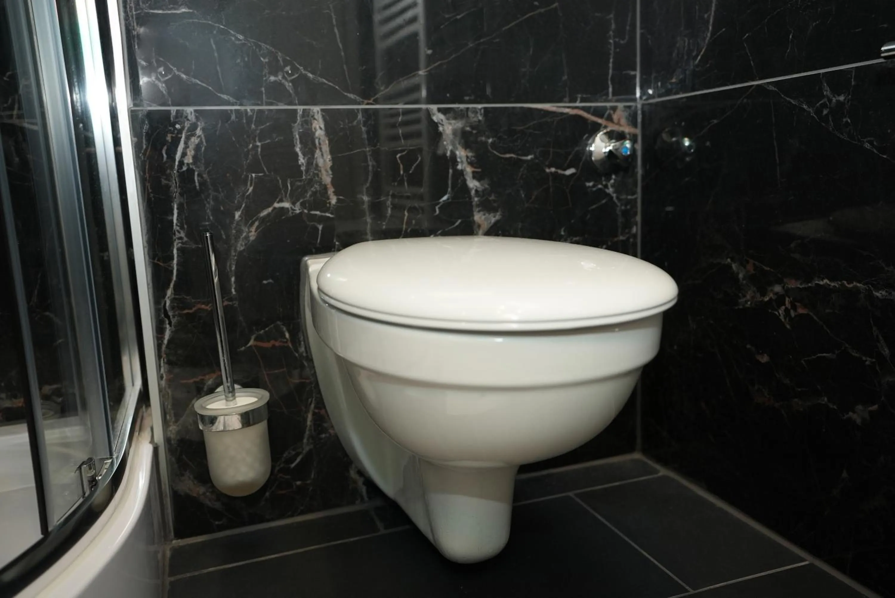 Shower in Hotel Attaché an der Messe