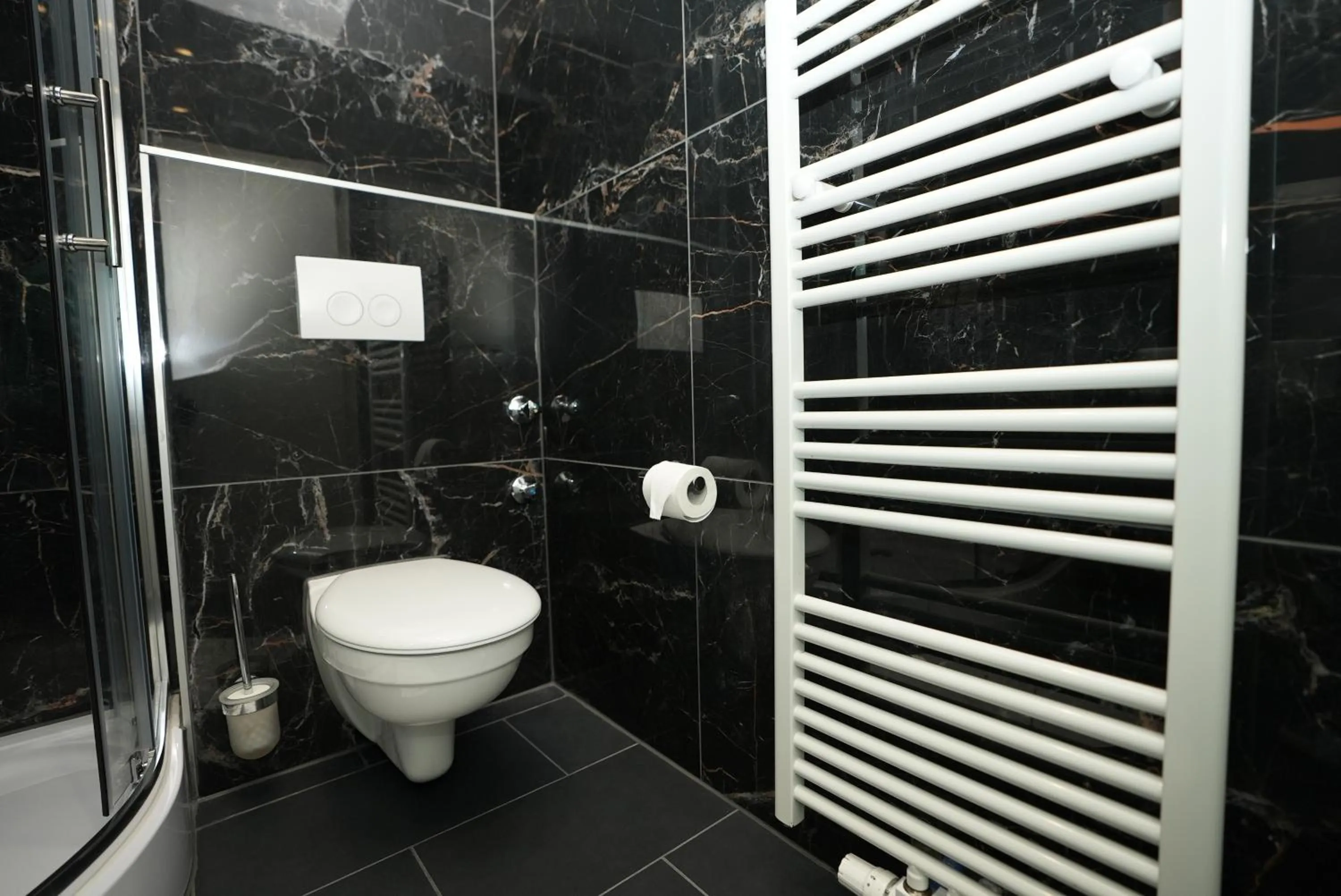 Shower in Hotel Attaché an der Messe