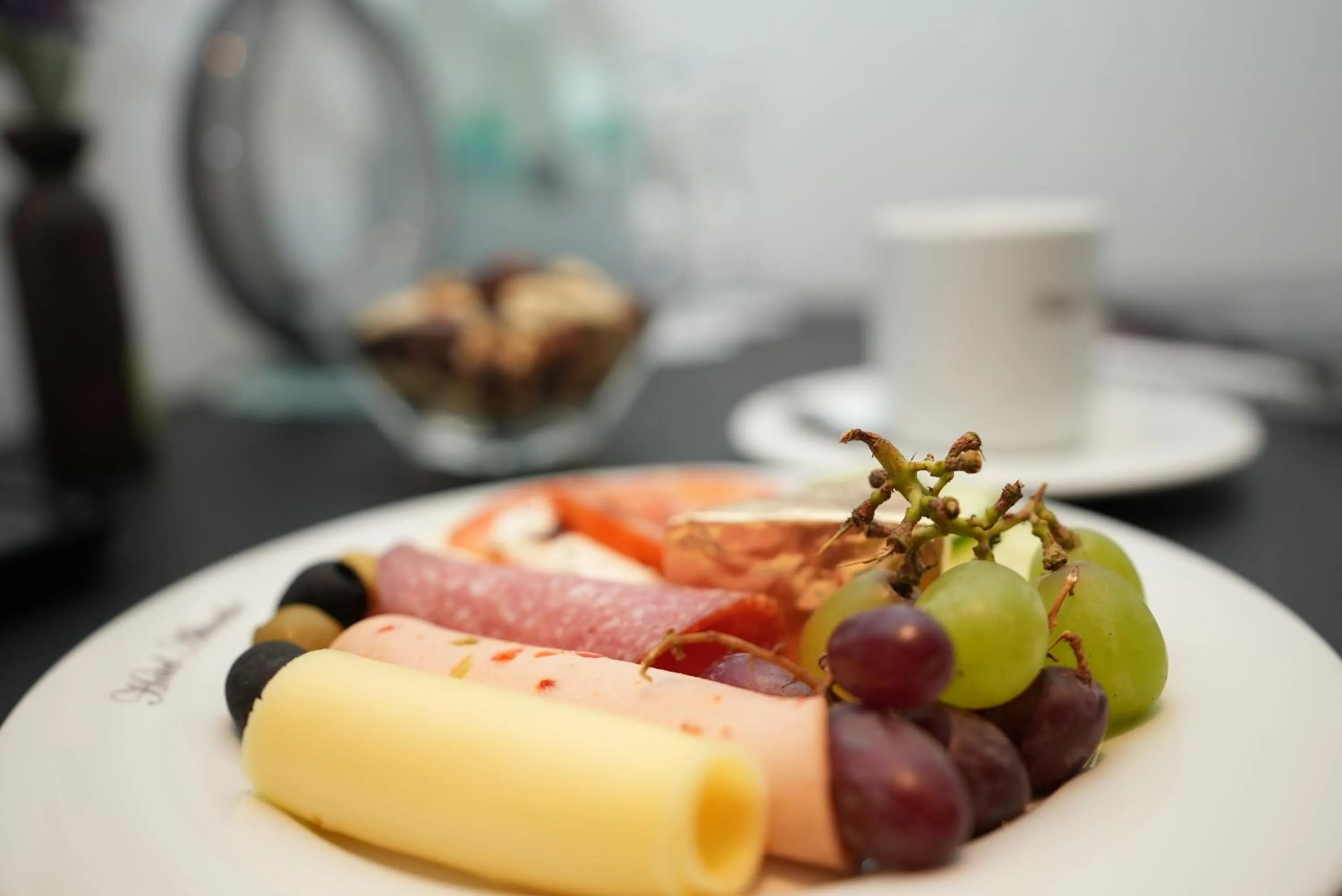 Food and drinks in Hotel Attaché an der Messe