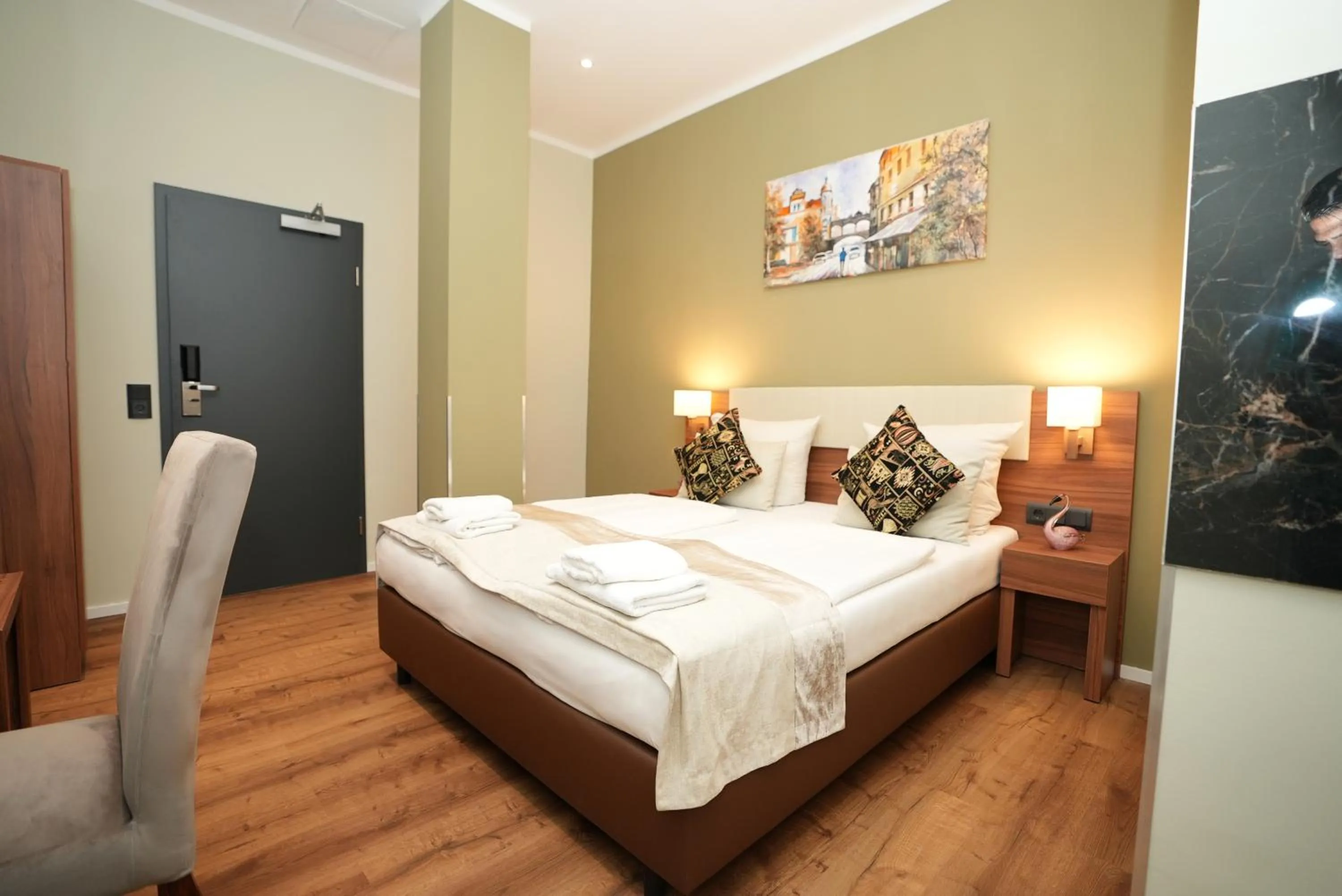 Bed in Hotel Attaché an der Messe