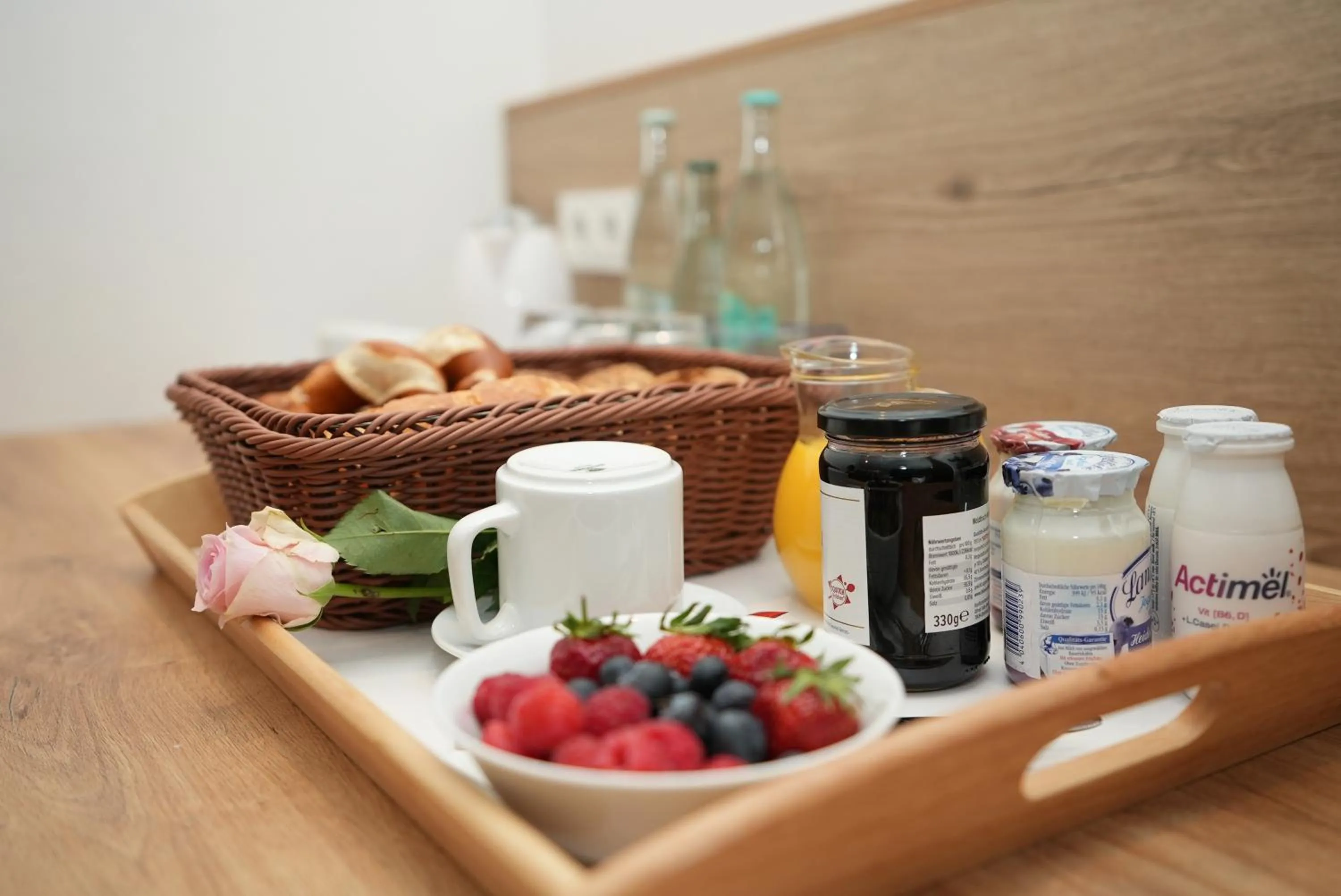 Food and drinks in Hotel Attaché an der Messe