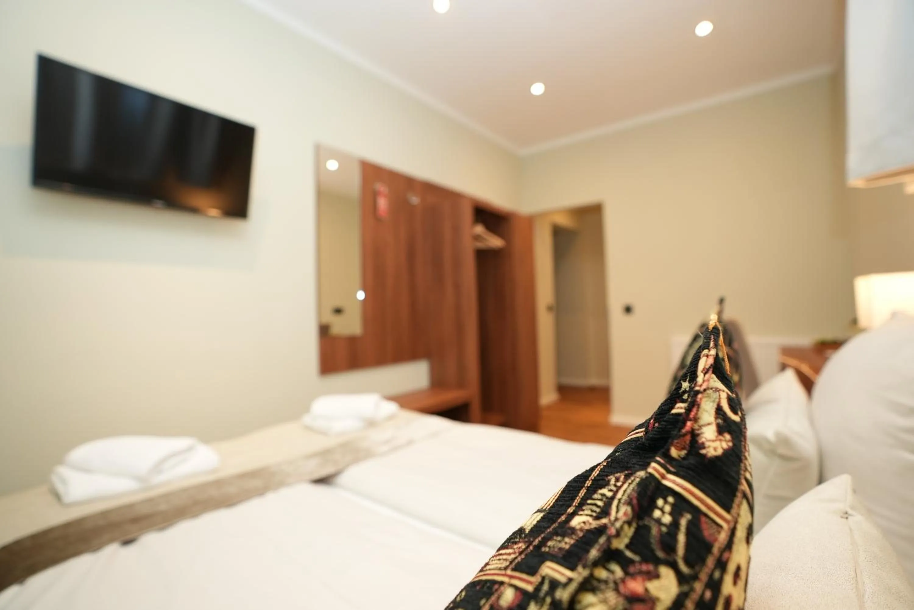 Communal lounge/ TV room, Bed in Hotel Attaché an der Messe