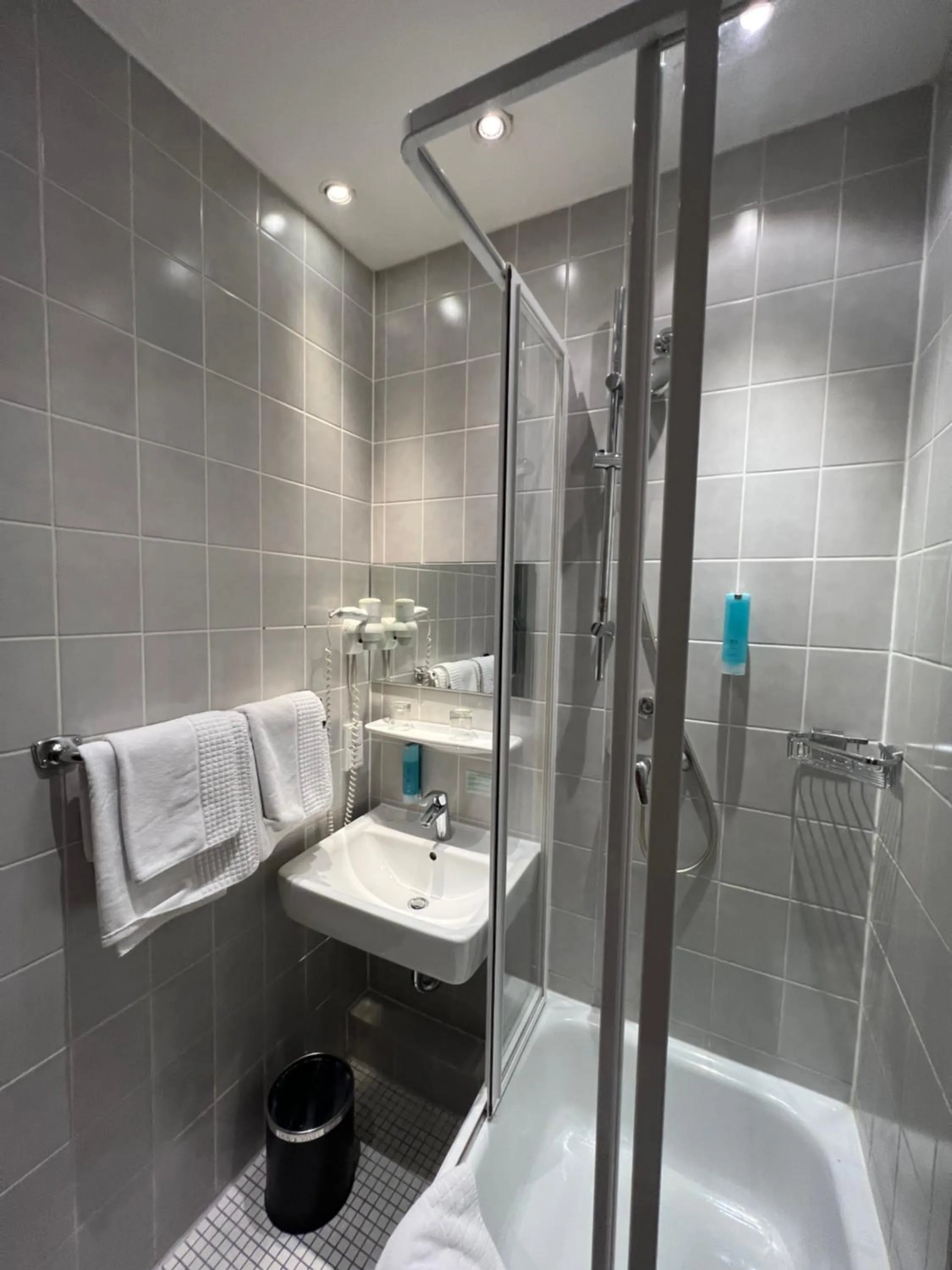 Shower in Hotel Attaché an der Messe