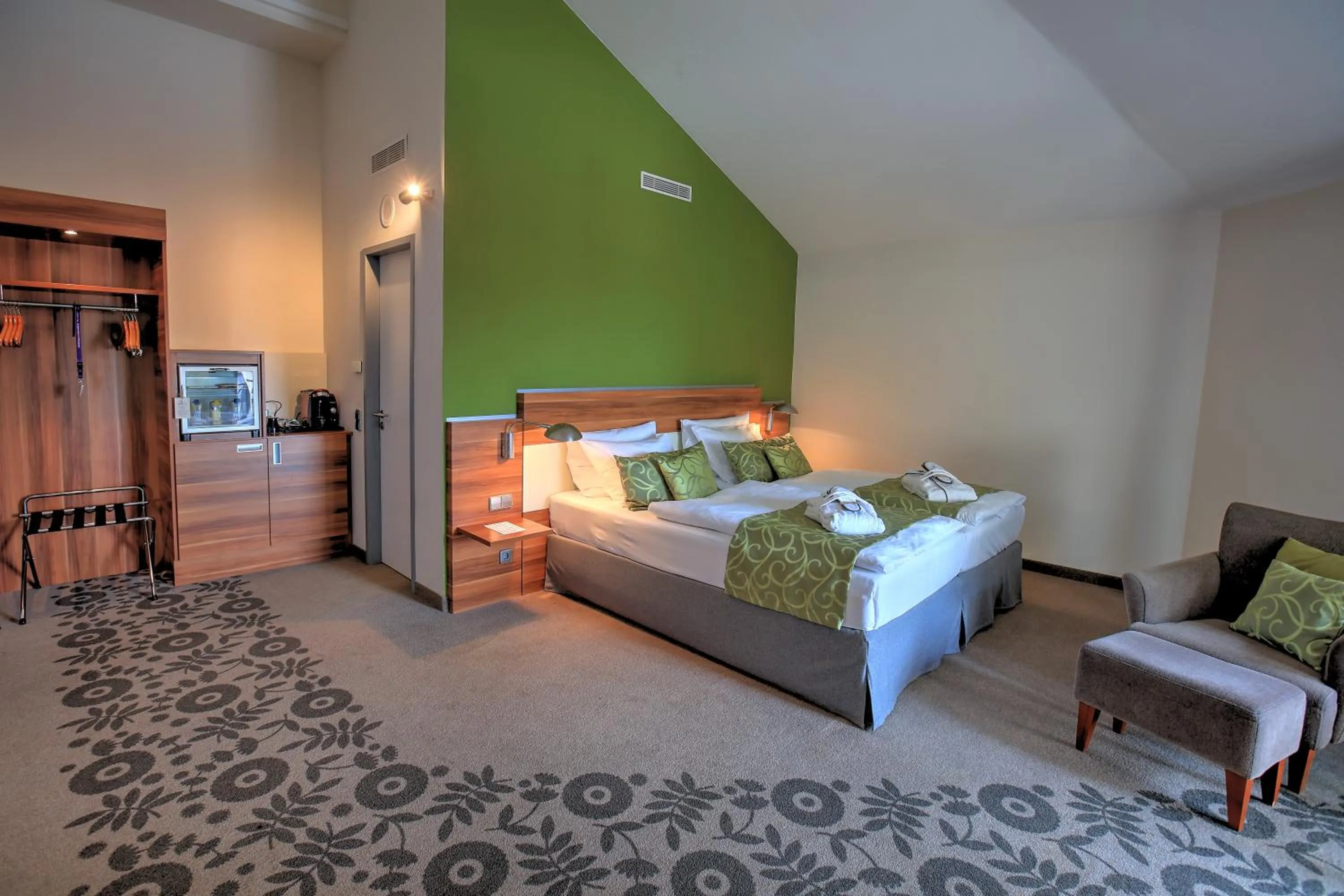 Photo of the whole room, Bed in Mercure Tagungs- & Landhotel Krefeld