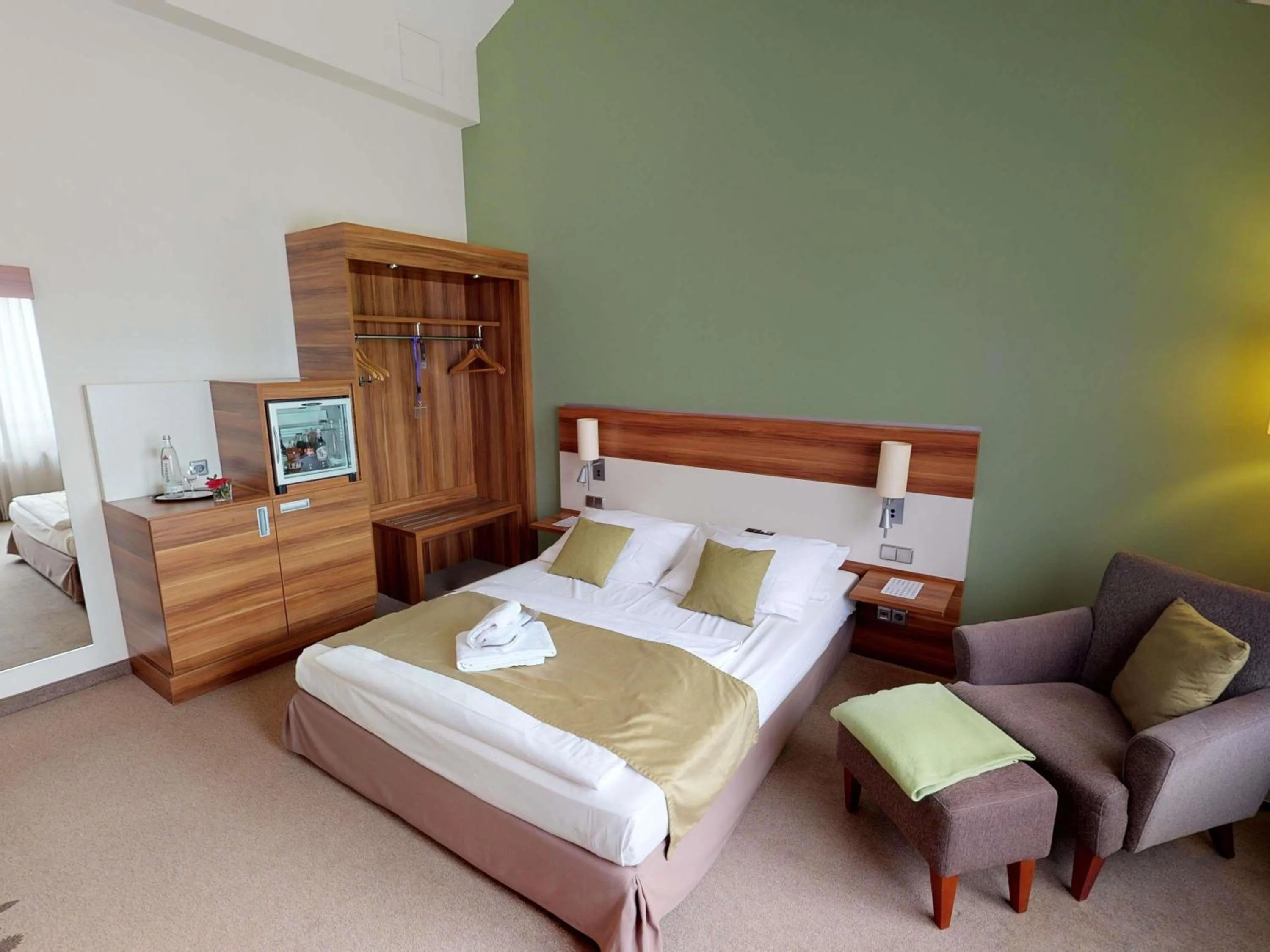 Bedroom, Bed in Mercure Tagungs- & Landhotel Krefeld