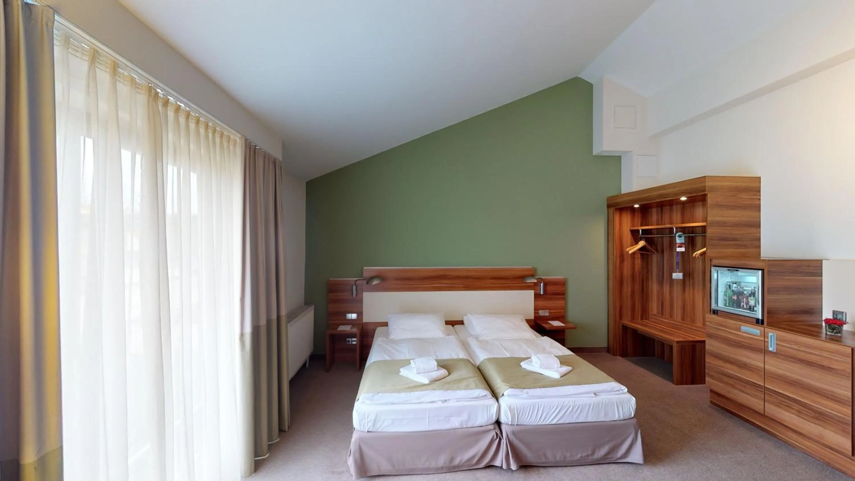TV and multimedia, Bed in Mercure Tagungs- & Landhotel Krefeld