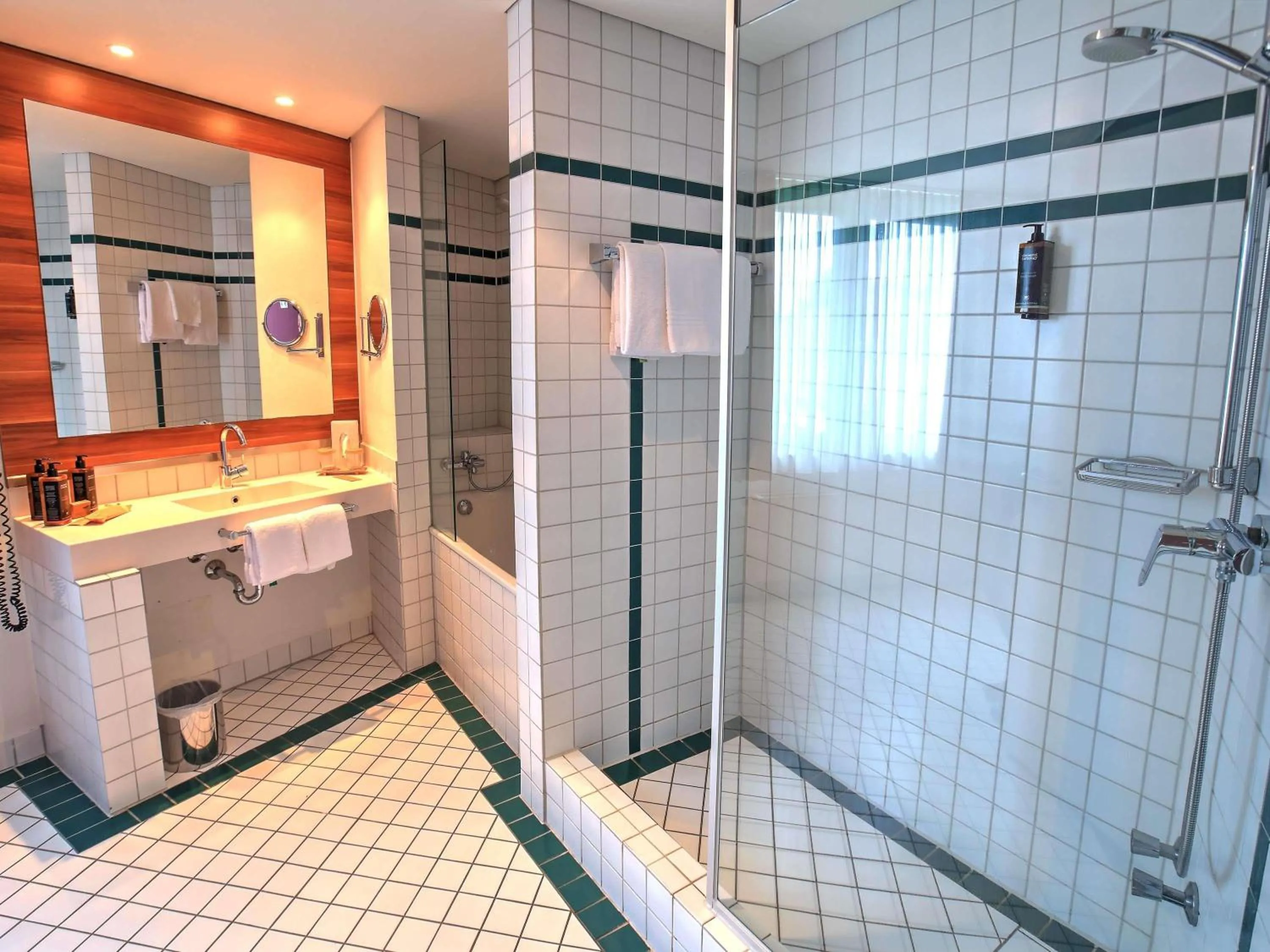 Bedroom in Mercure Tagungs- & Landhotel Krefeld