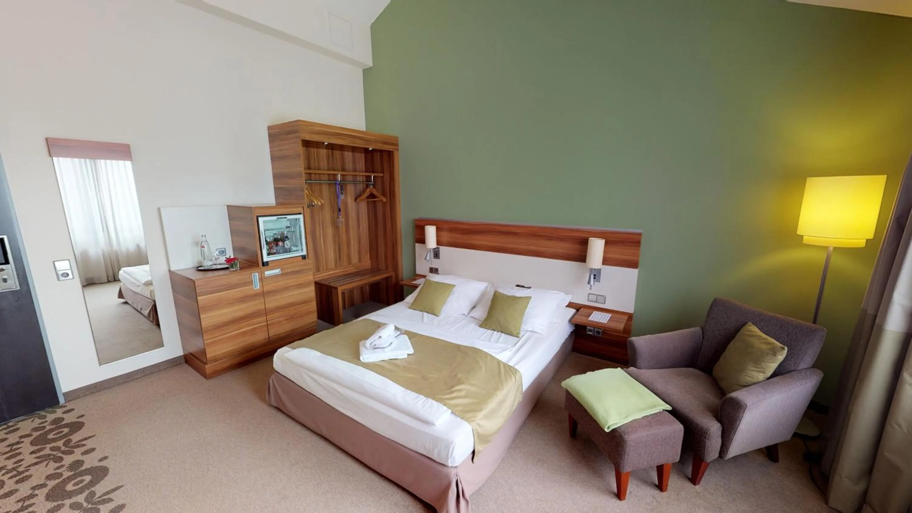 Photo of the whole room, Bed in Mercure Tagungs- & Landhotel Krefeld