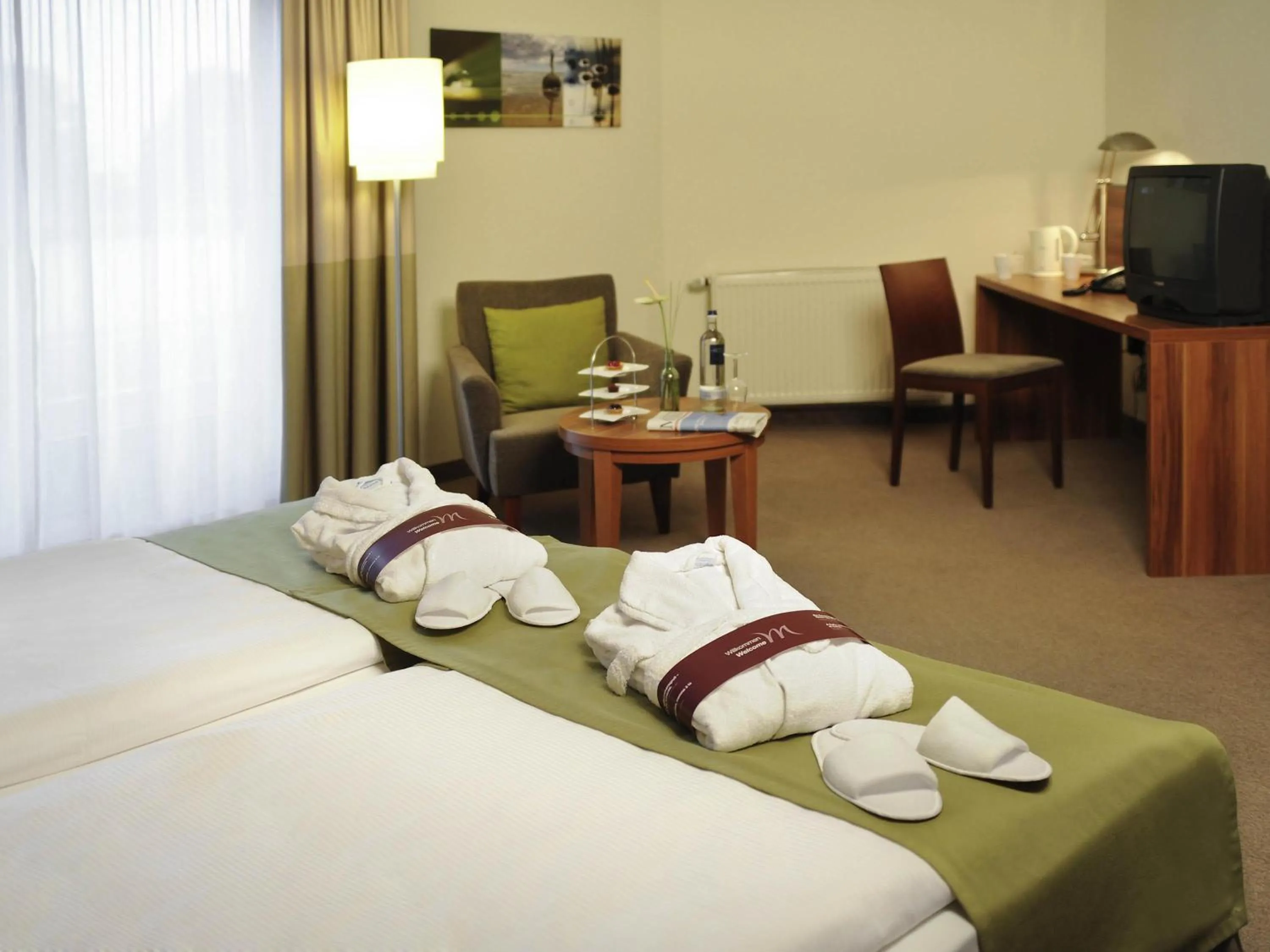 Bedroom, Bed in Mercure Tagungs- & Landhotel Krefeld
