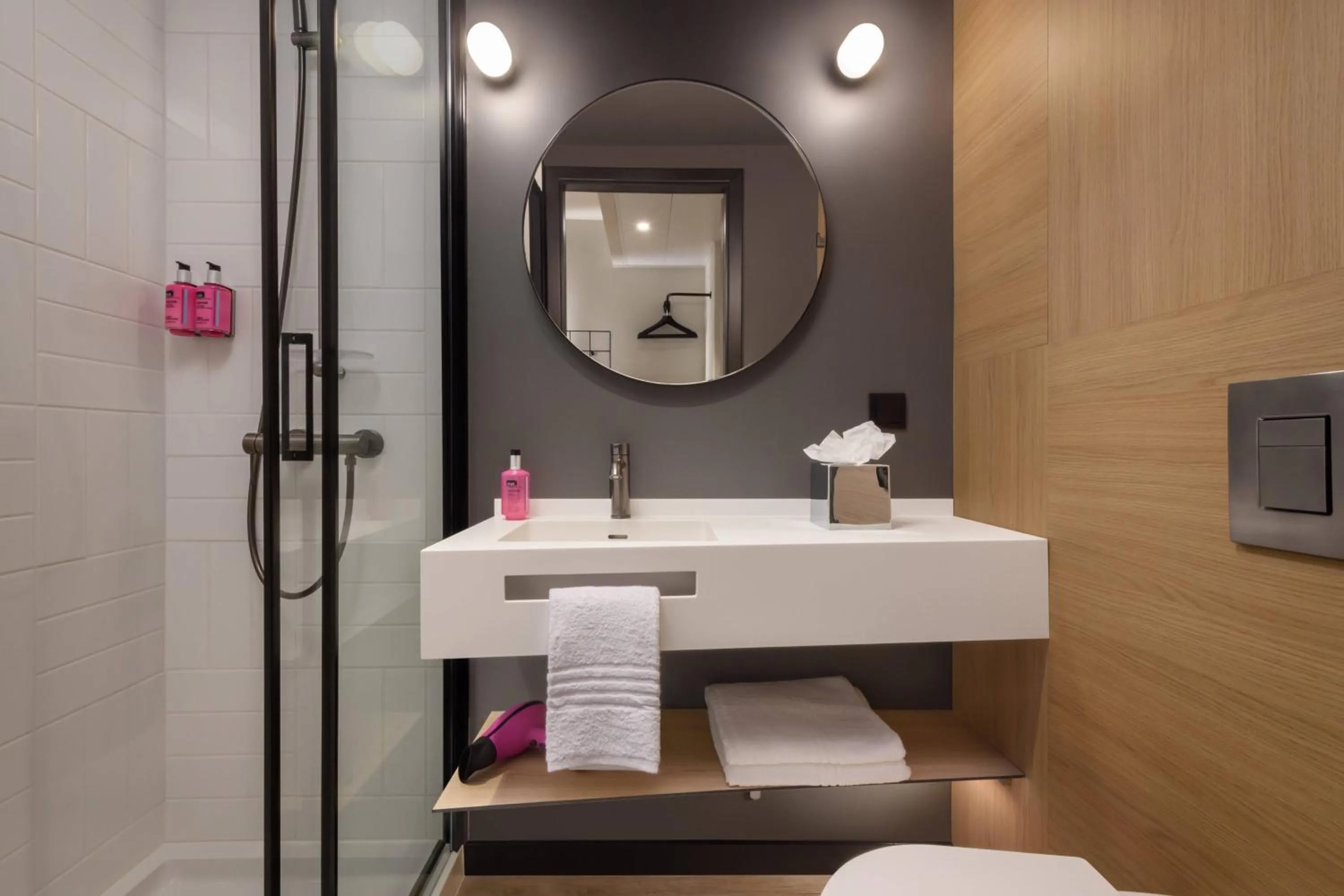 Bathroom in Moxy Lisboa Oriente