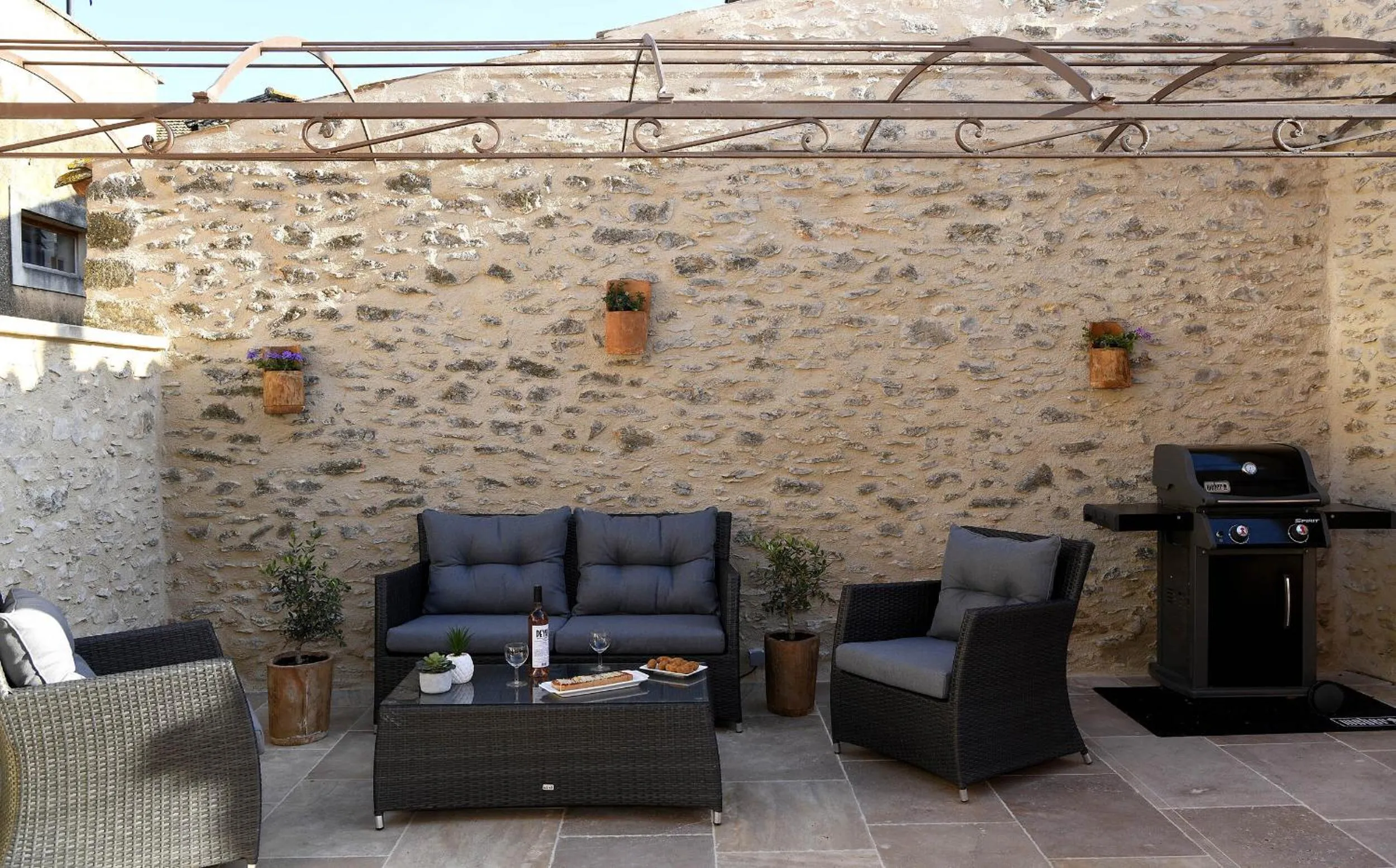 Property building in Bastide des Demoiselles