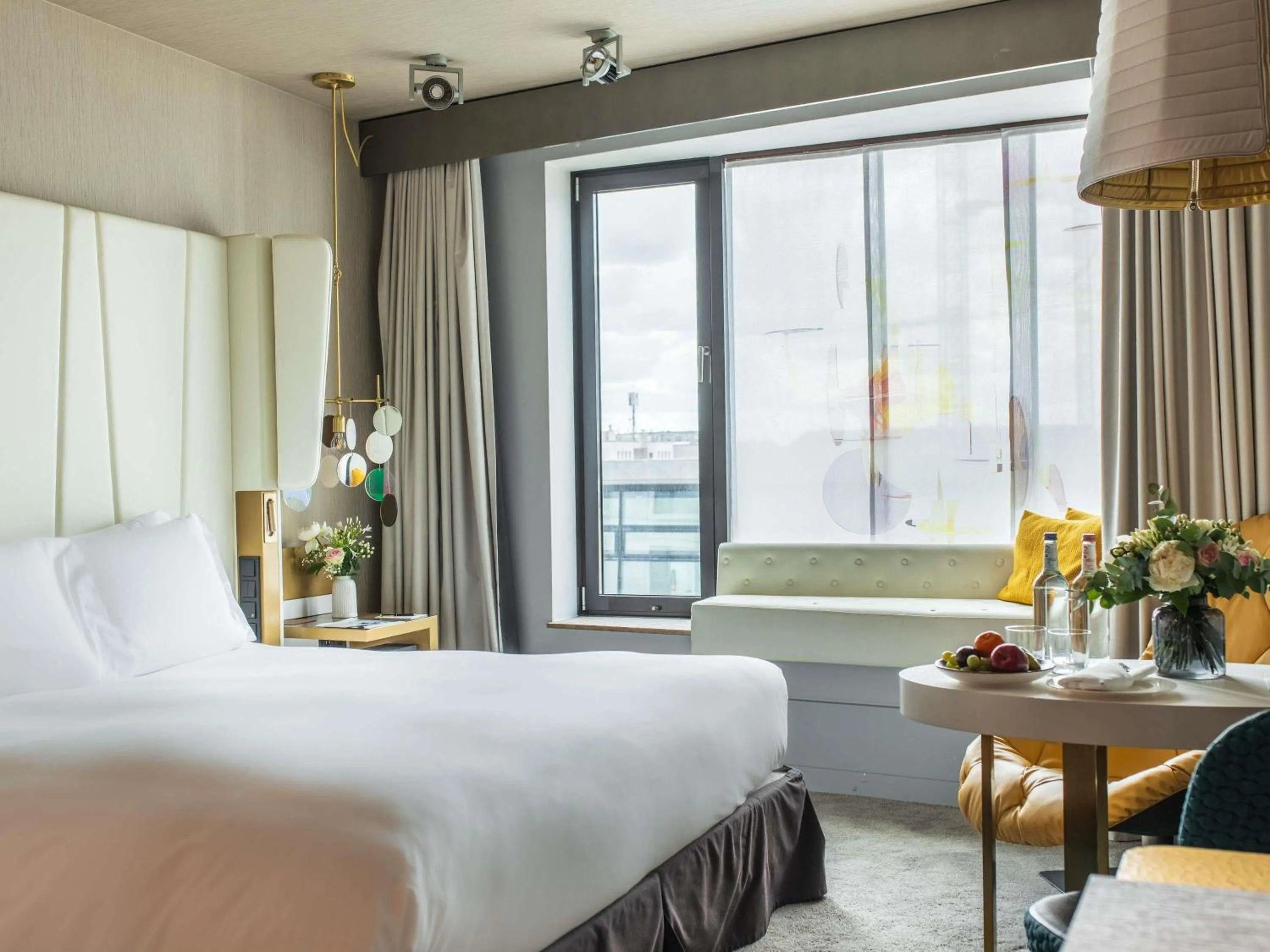 Property building, Bed in Sofitel Munich Bayerpost