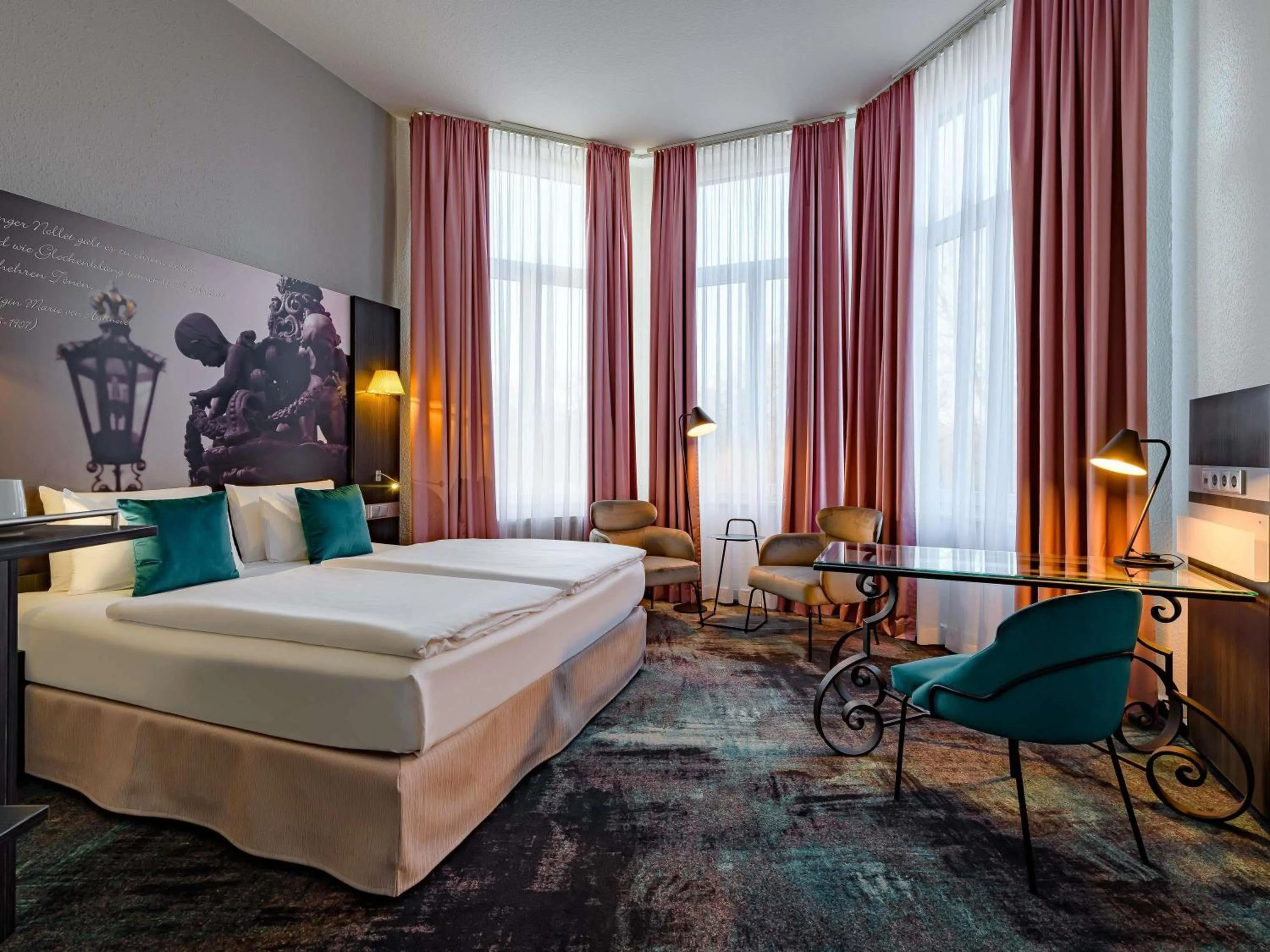 Property building, Bed in Mercure Hotel Hannover City