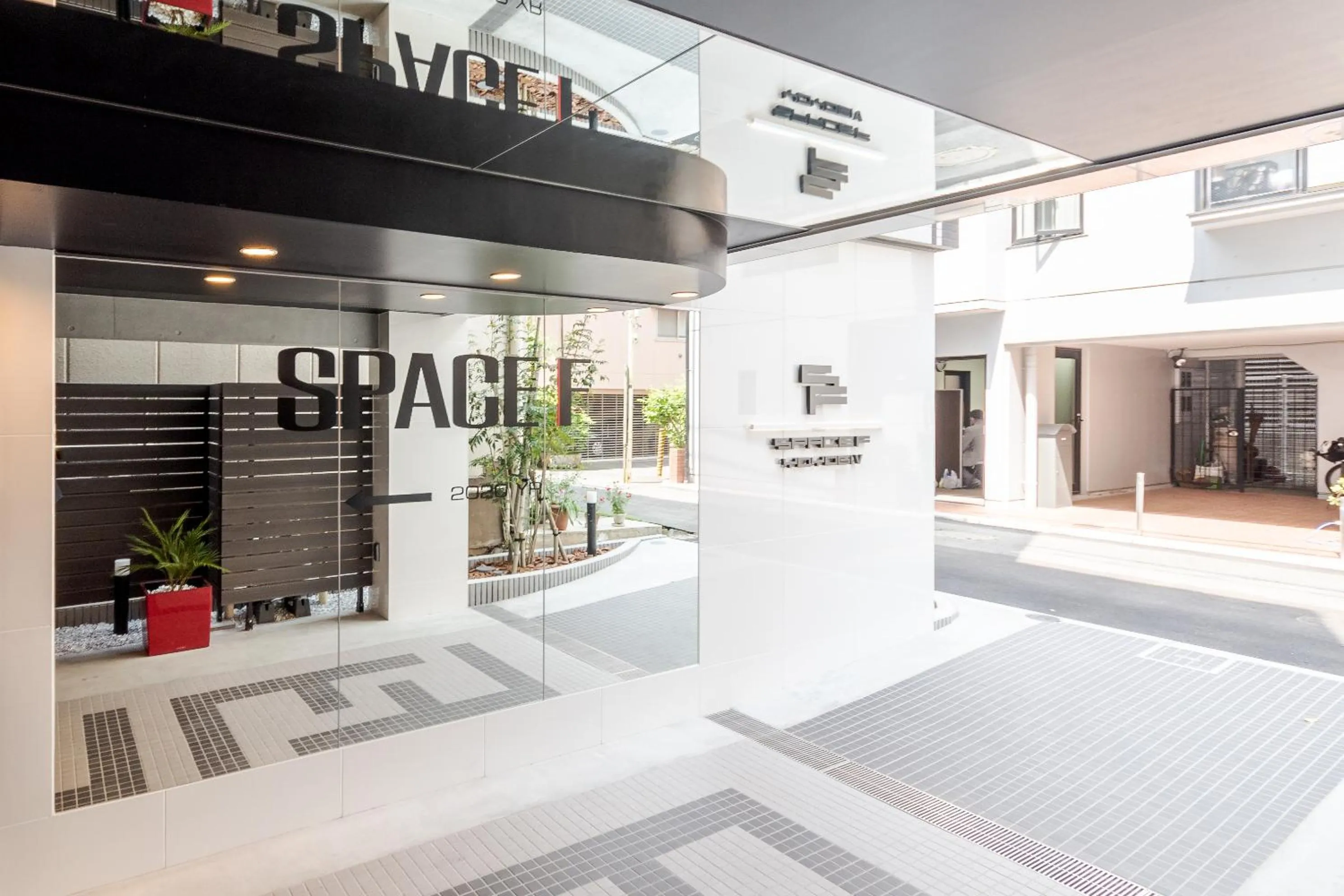 Facade/entrance in Space F Yoyogi