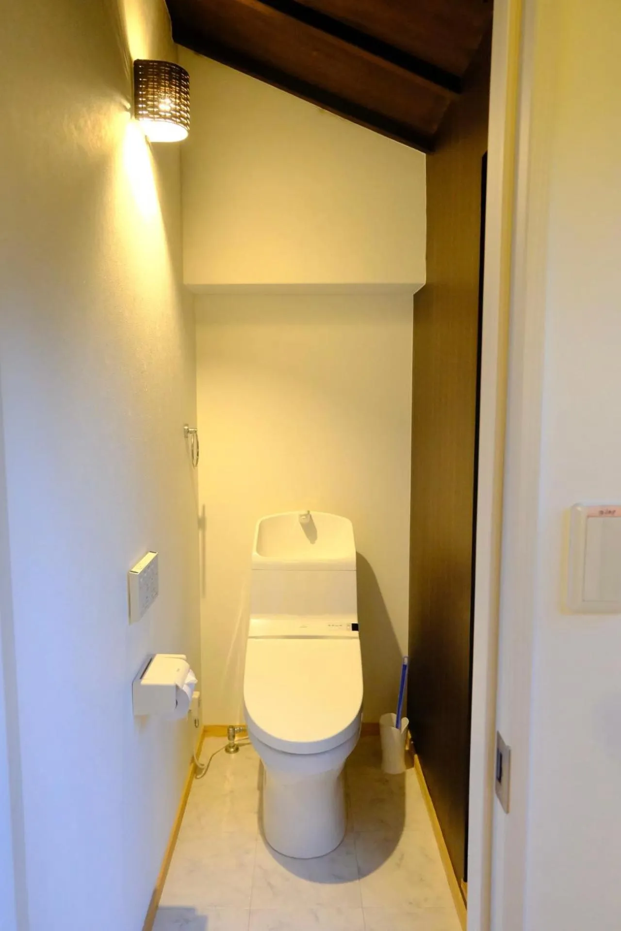 Toilet in Sanjyomisasagi Umenotoan