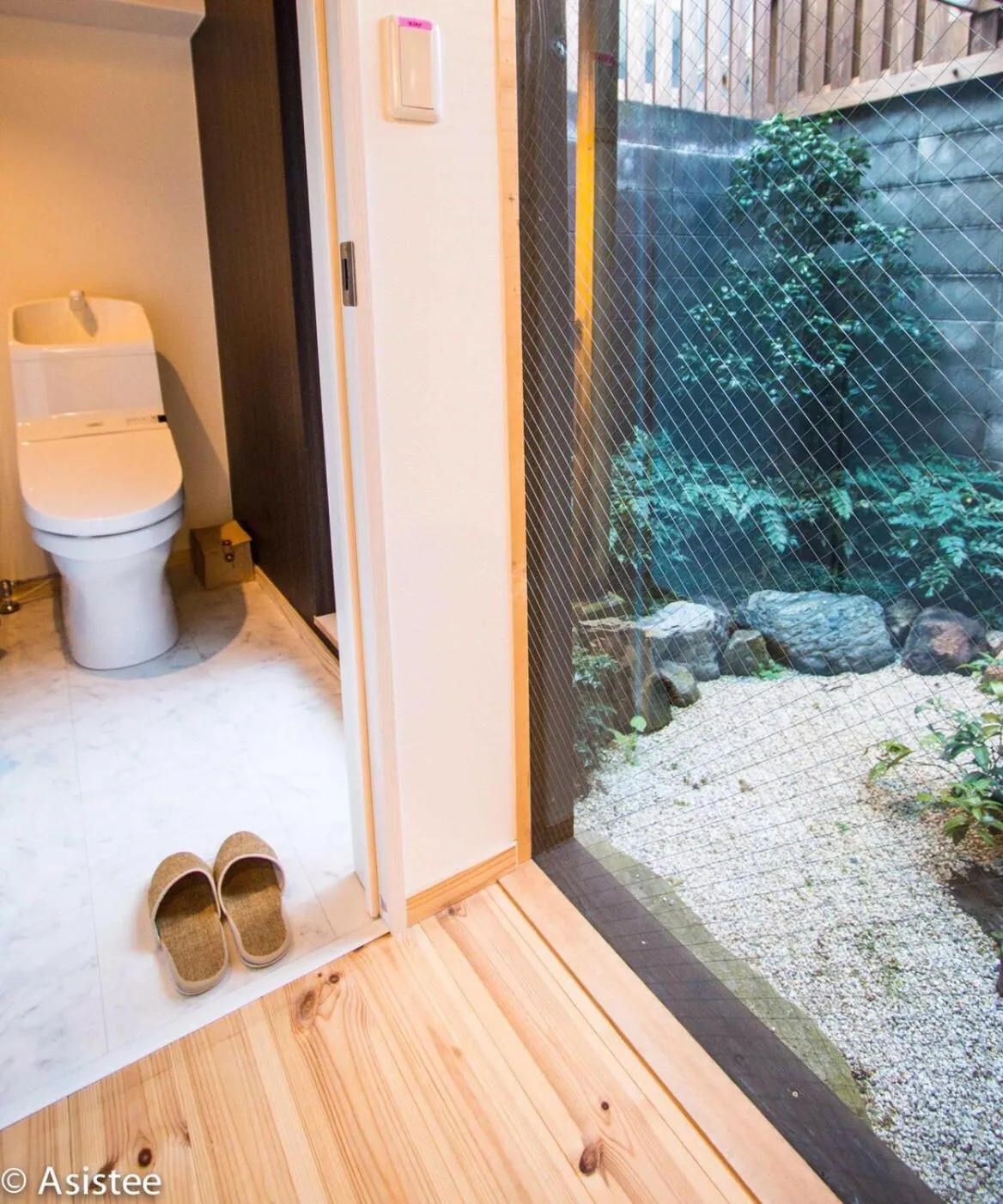 Toilet in Sanjyomisasagi Umenotoan