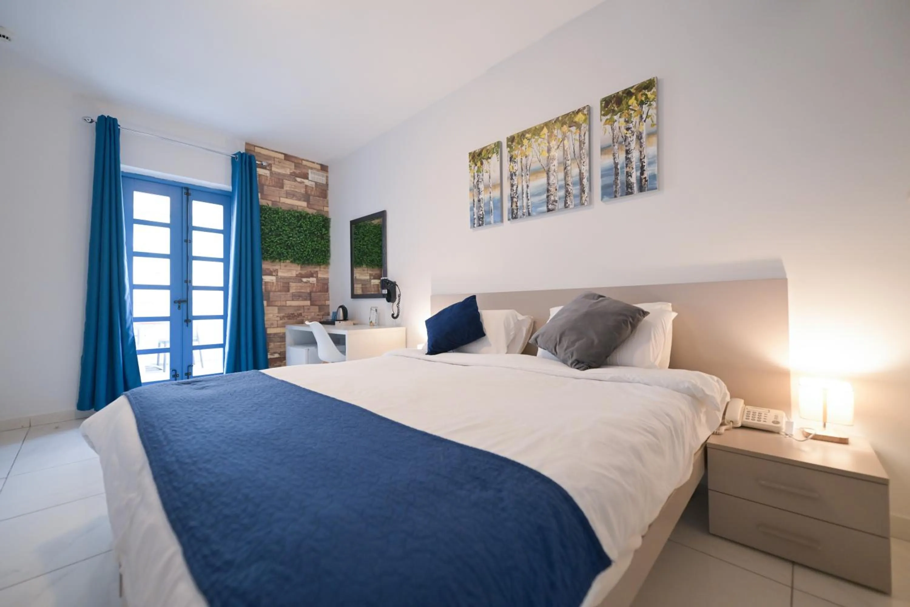 Bed in The Exiles Hotel