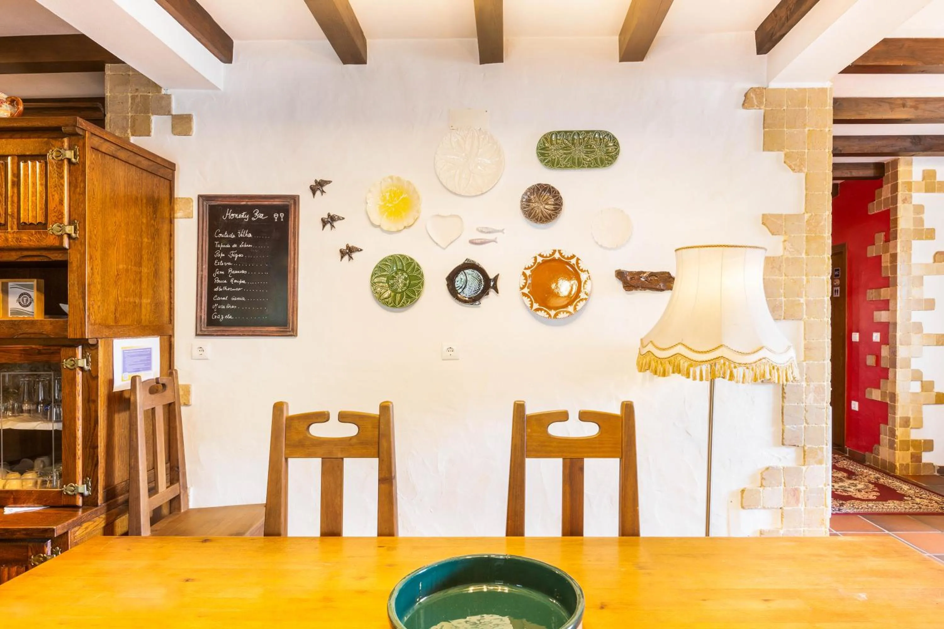 Communal lounge/ TV room in Refúgio das Artes Guesthouse