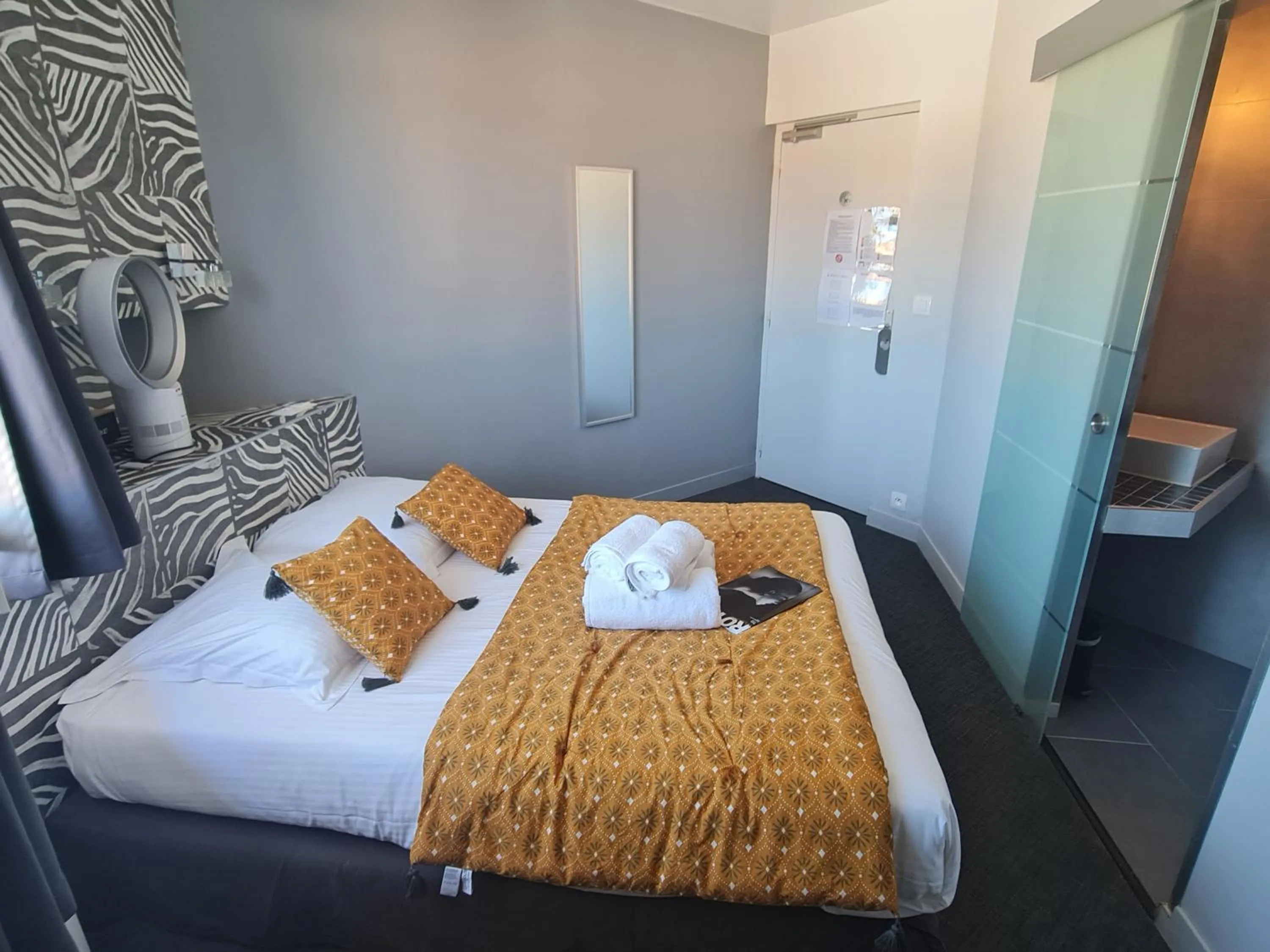 Bed in Hôtel Le Sens