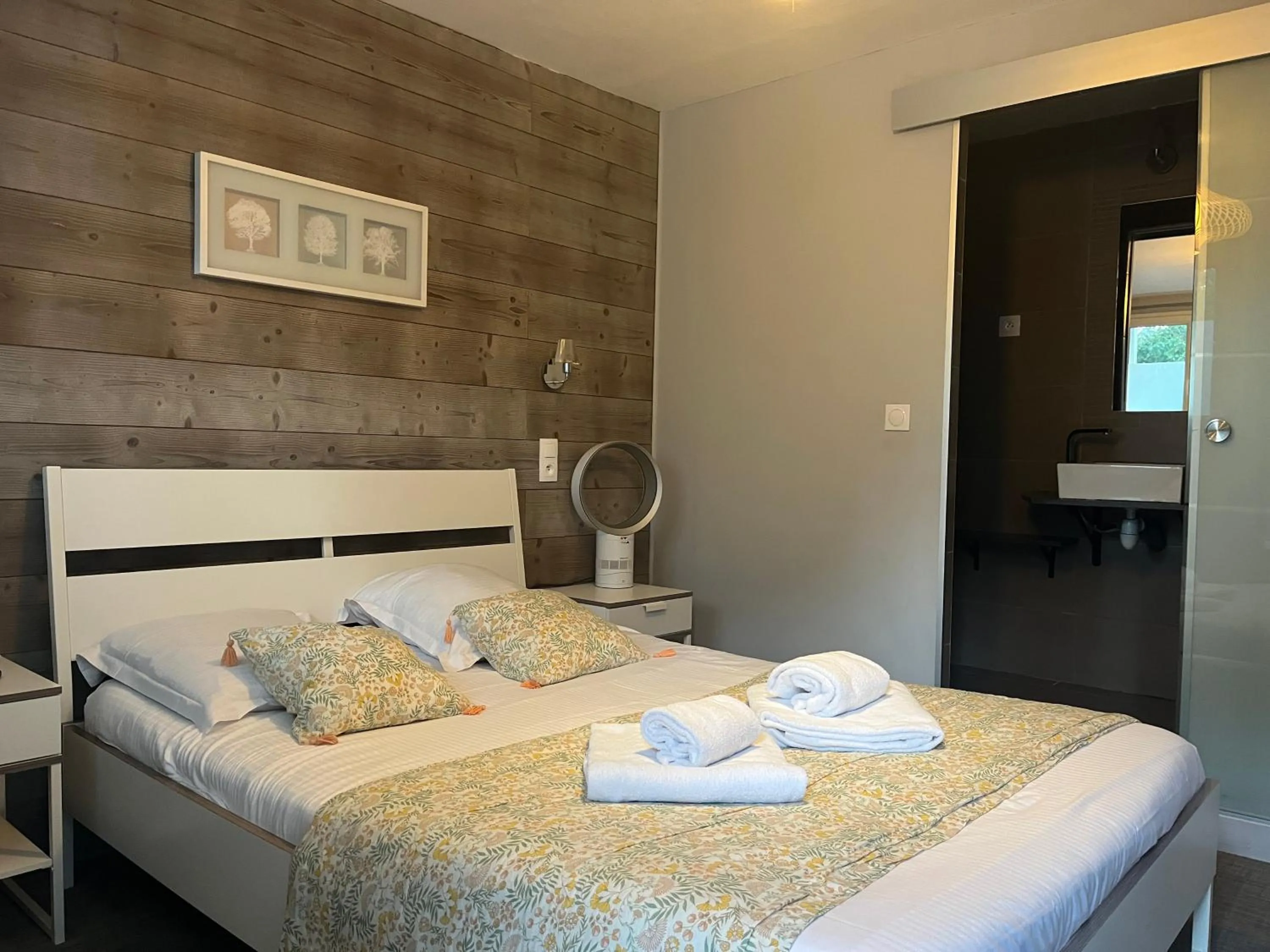 Bed in Hôtel Le Sens