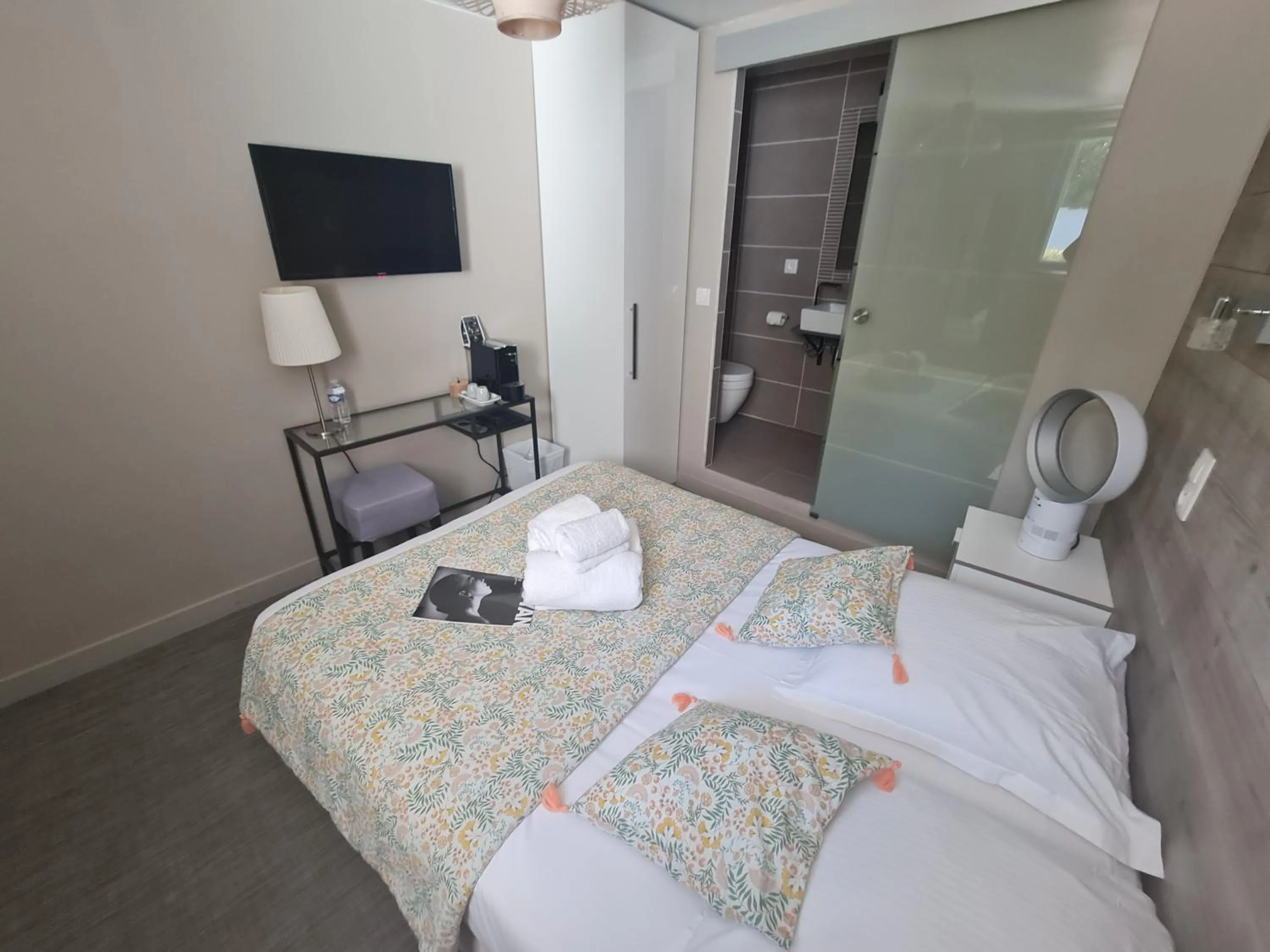Bed in Hôtel Le Sens