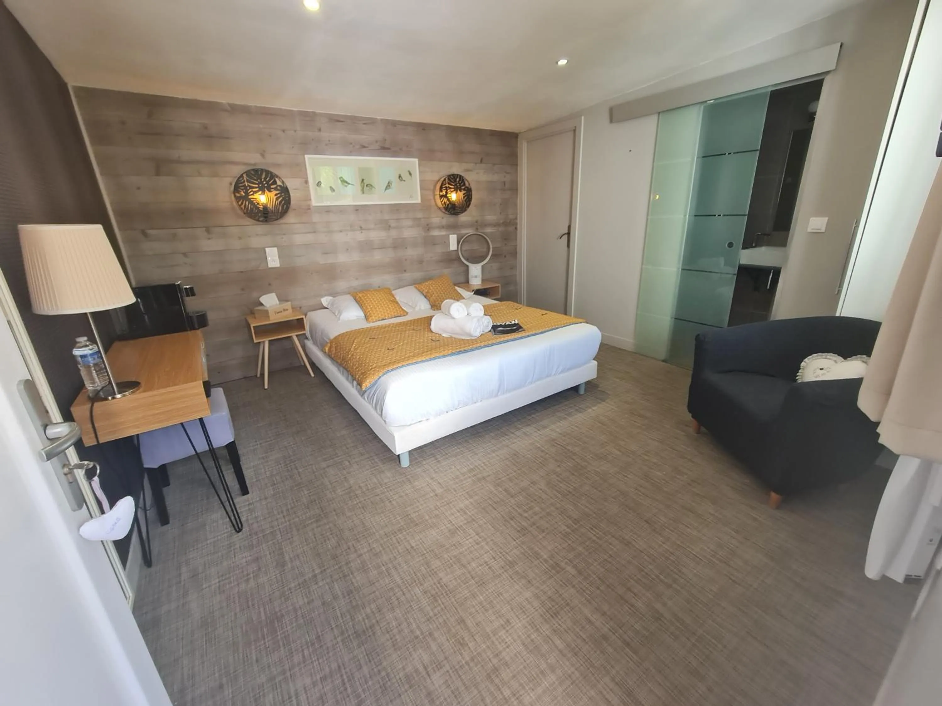 Bed in Hôtel Le Sens
