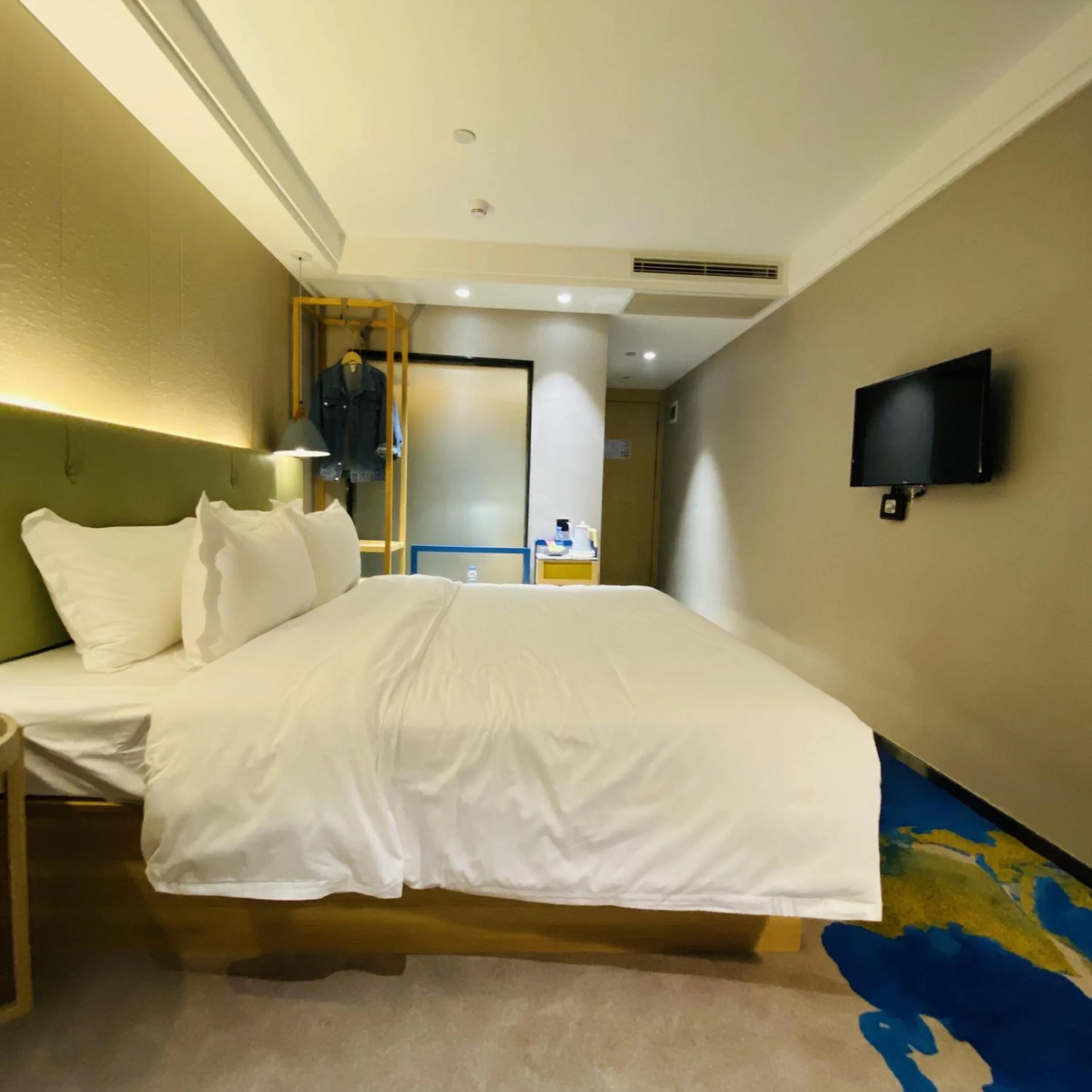 Photo of the whole room, Bed in Shenzhen Yanan Hotel