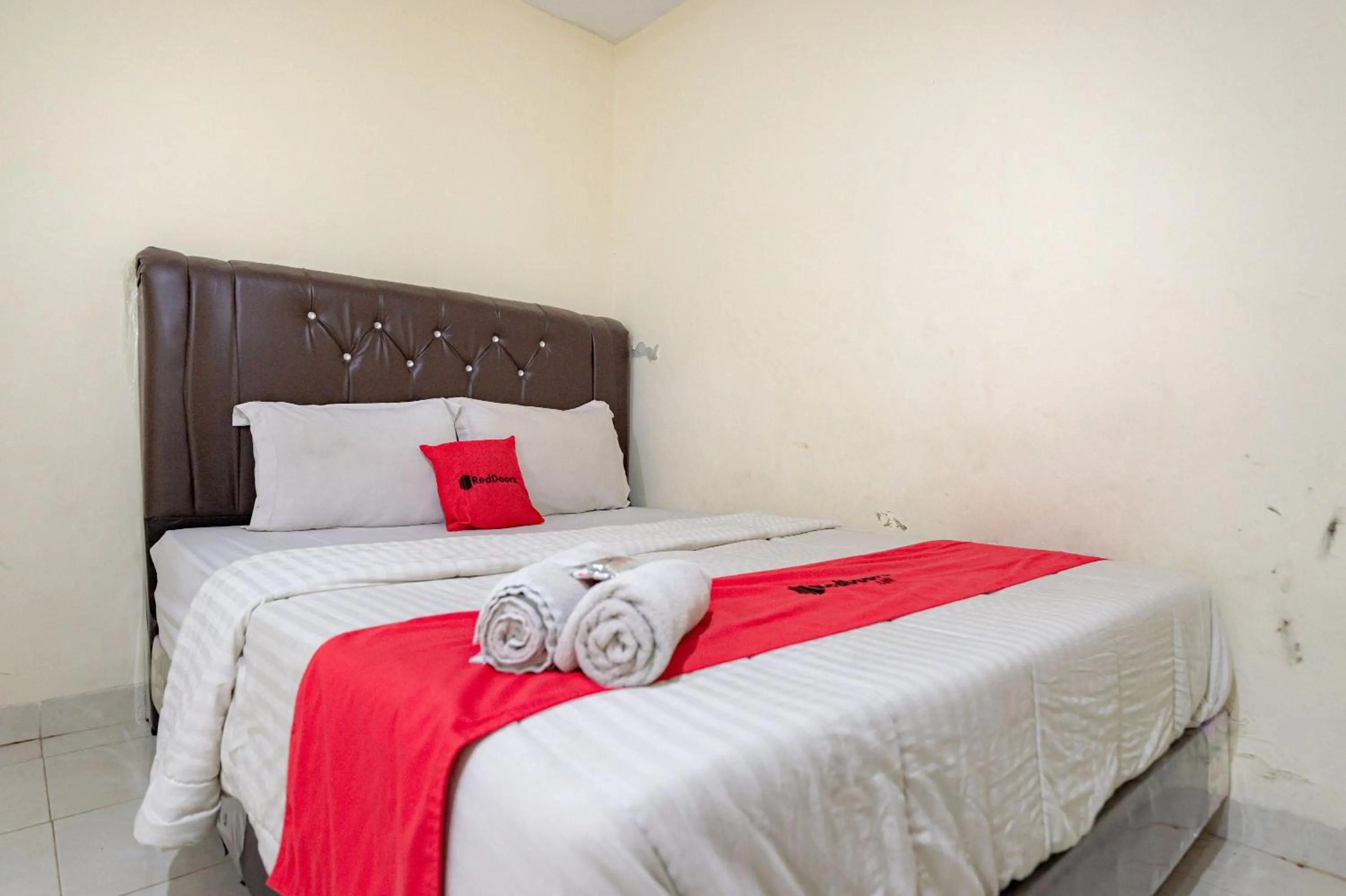 Bedroom, Bed in RedDoorz @ Medan Johor 2